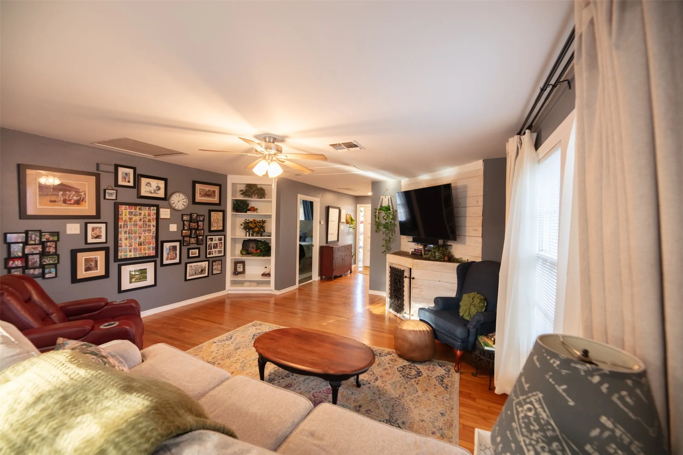 Single Family Residence For Sale in Tarrant County , 1800 Carl Street, Fort Worth, Texas 76103, 2 Bedroom, 2 Bathroom, 2 Garage spaces, 1,182 Sqft, built in 1947, mls#21362521, Real Estate Agent in Fort Worth, Homes For Sale in Tarrant county, Homes For Sale in Fort Worth, Realtor in Fort Worth Texas, Real Estate Brokerage Independent Realty Texas, Luminita Cordes Realtor