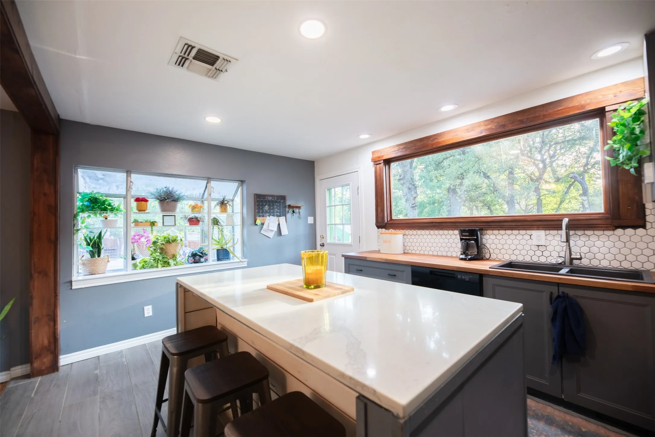 Single Family Residence For Sale in Tarrant County , 1800 Carl Street, Fort Worth, Texas 76103, 2 Bedroom, 2 Bathroom, 2 Garage spaces, 1,182 Sqft, built in 1947, mls#21362521, Real Estate Agent in Fort Worth, Homes For Sale in Tarrant county, Homes For Sale in Fort Worth, Realtor in Fort Worth Texas, Real Estate Brokerage Independent Realty Texas, Luminita Cordes Realtor