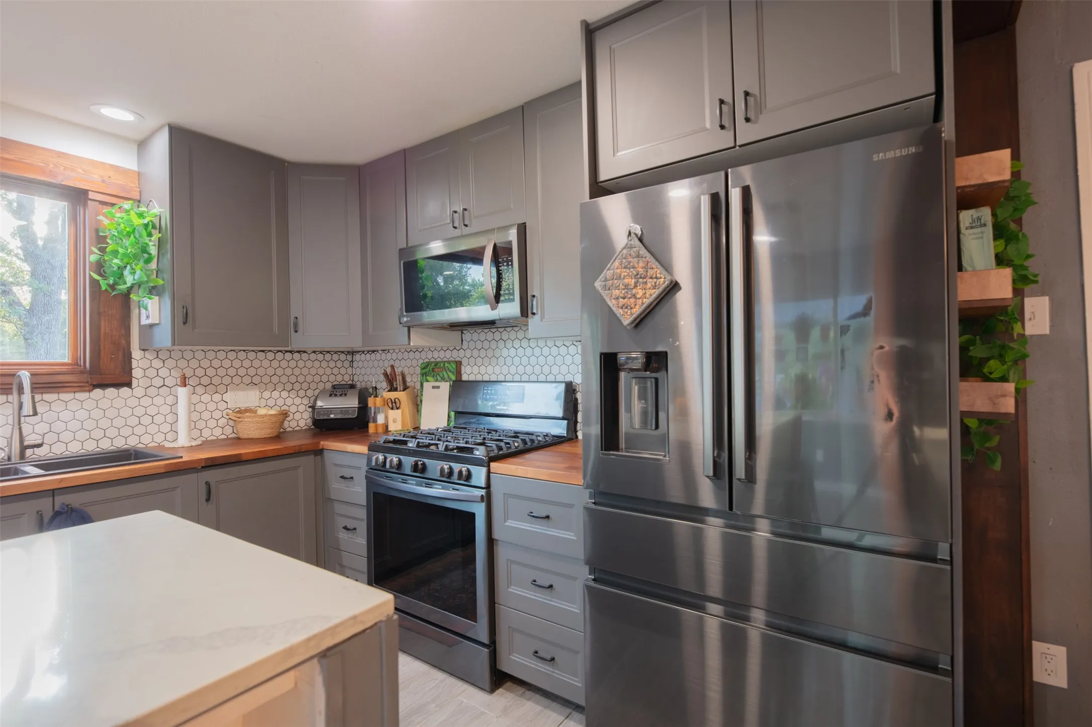 Single Family Residence For Sale in Tarrant County , 1800 Carl Street, Fort Worth, Texas 76103, 2 Bedroom, 2 Bathroom, 2 Garage spaces, 1,182 Sqft, built in 1947, mls#21362521, Real Estate Agent in Fort Worth, Homes For Sale in Tarrant county, Homes For Sale in Fort Worth, Realtor in Fort Worth Texas, Real Estate Brokerage Independent Realty Texas, Luminita Cordes Realtor