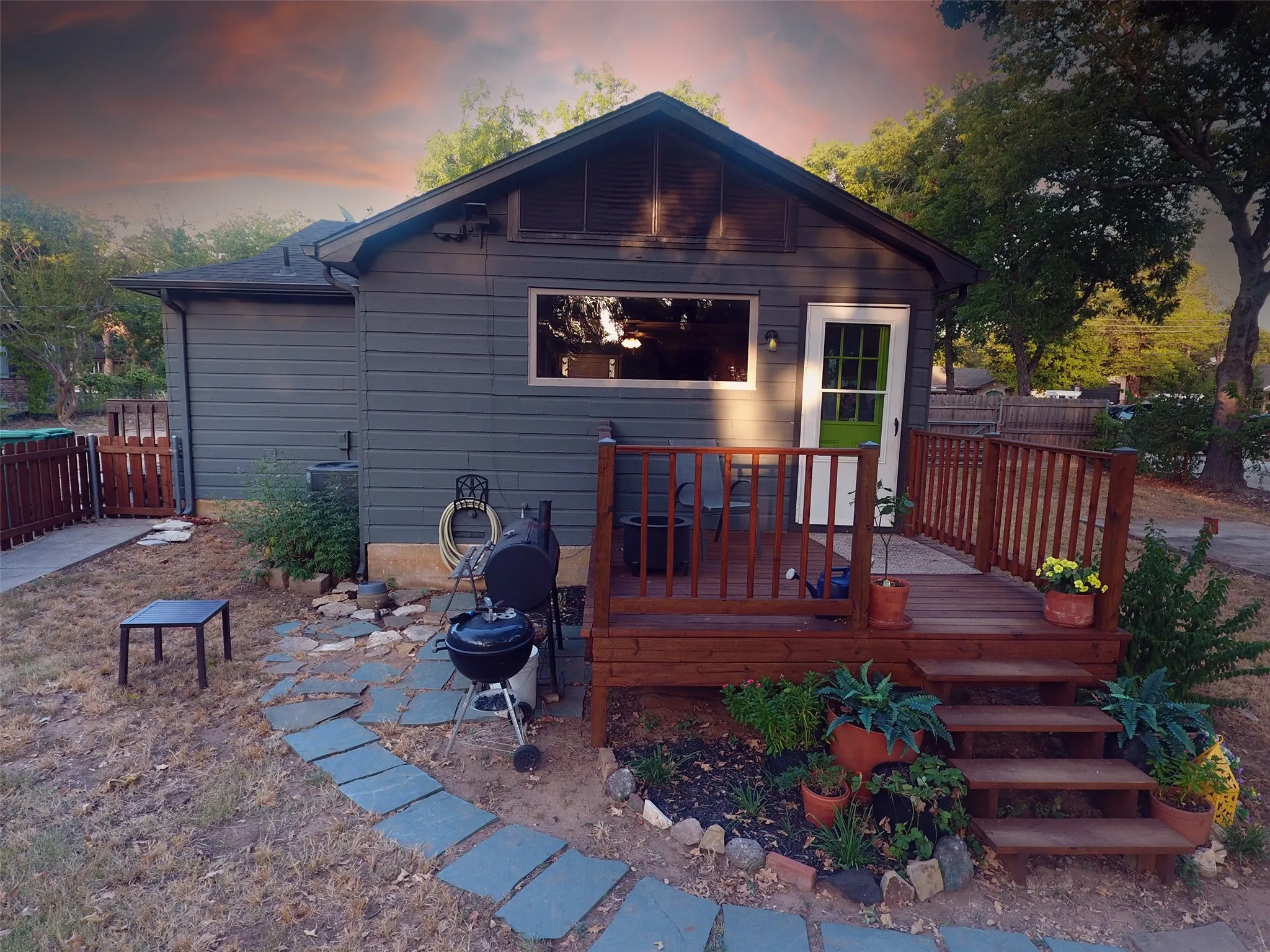 Single Family Residence For Sale in Tarrant County , 1800 Carl Street, Fort Worth, Texas 76103, 2 Bedroom, 2 Bathroom, 2 Garage spaces, 1,182 Sqft, built in 1947, mls#21362521, Real Estate Agent in Fort Worth, Homes For Sale in Tarrant county, Homes For Sale in Fort Worth, Realtor in Fort Worth Texas, Real Estate Brokerage Independent Realty Texas, Luminita Cordes Realtor