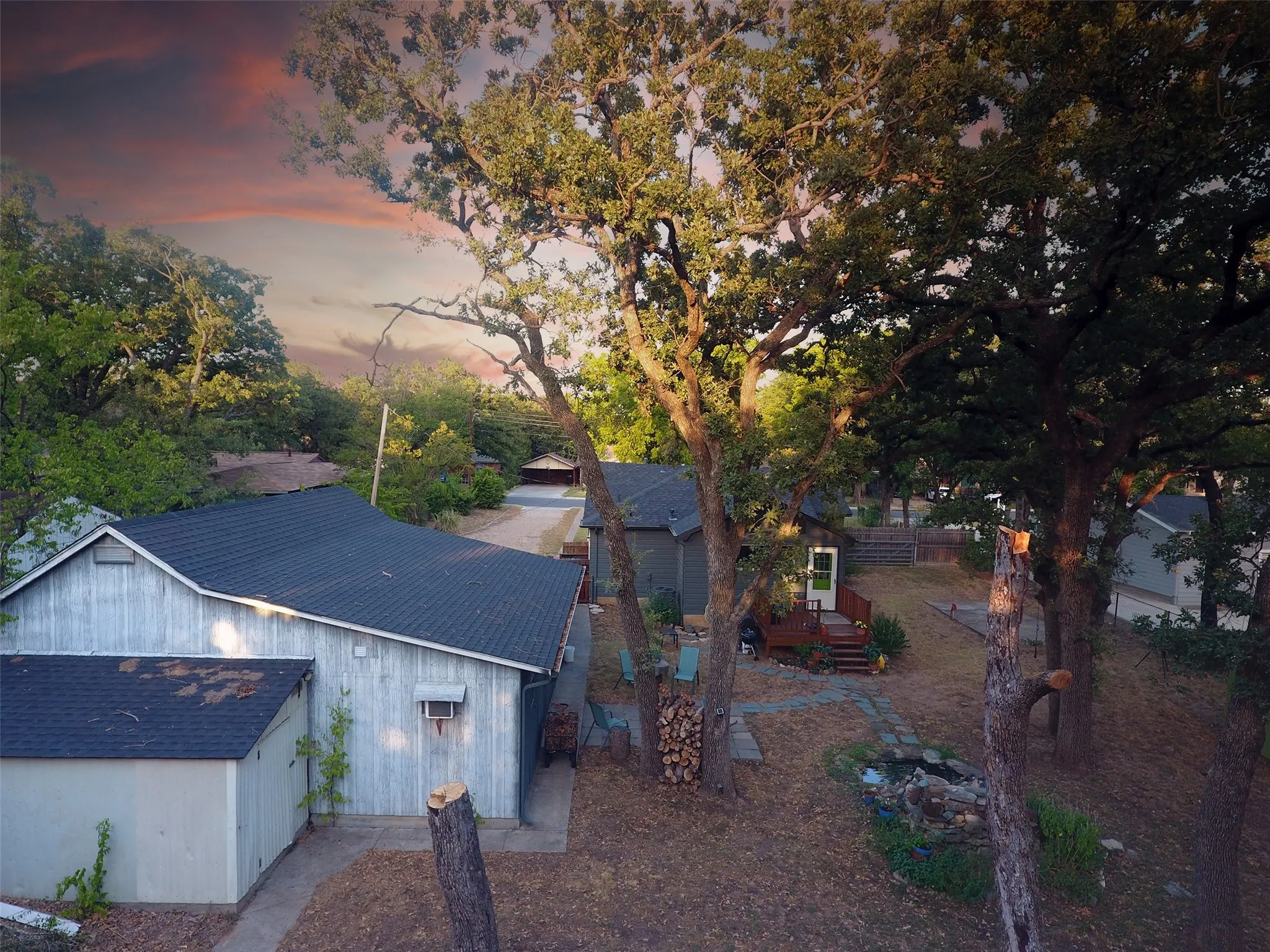 Single Family Residence For Sale in Tarrant County , 1800 Carl Street, Fort Worth, Texas 76103, 2 Bedroom, 2 Bathroom, 2 Garage spaces, 1,182 Sqft, built in 1947, mls#21362521, Real Estate Agent in Fort Worth, Homes For Sale in Tarrant county, Homes For Sale in Fort Worth, Realtor in Fort Worth Texas, Real Estate Brokerage Independent Realty Texas, Luminita Cordes Realtor