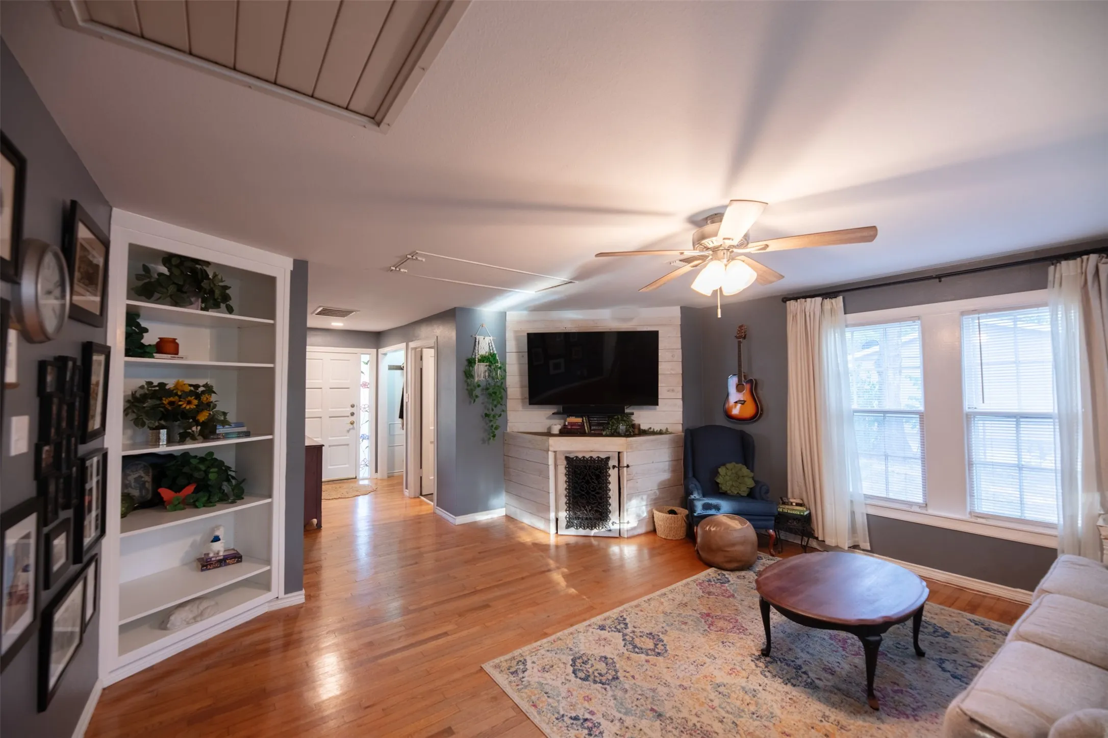 Single Family Residence For Sale in Tarrant County , 1800 Carl Street, Fort Worth, Texas 76103, 2 Bedroom, 2 Bathroom, 2 Garage spaces, 1,182 Sqft, built in 1947, mls#21362521, Real Estate Agent in Fort Worth, Homes For Sale in Tarrant county, Homes For Sale in Fort Worth, Realtor in Fort Worth Texas, Real Estate Brokerage Independent Realty Texas, Luminita Cordes Realtor