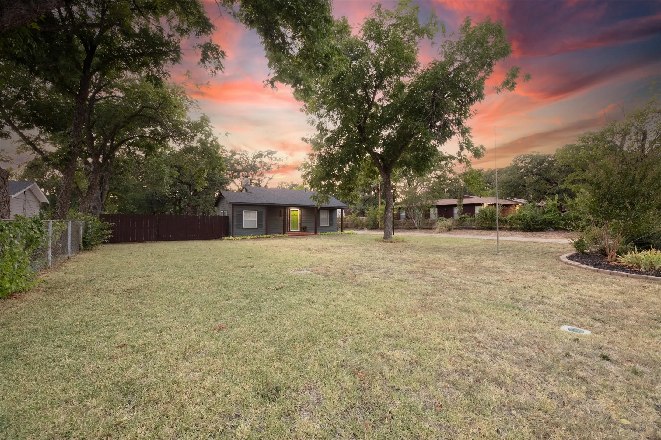 Single Family Residence For Sale in Tarrant County , 1800 Carl Street, Fort Worth, Texas 76103, 2 Bedroom, 2 Bathroom, 2 Garage spaces, 1,182 Sqft, built in 1947, mls#21362521, Real Estate Agent in Fort Worth, Homes For Sale in Tarrant county, Homes For Sale in Fort Worth, Realtor in Fort Worth Texas, Real Estate Brokerage Independent Realty Texas, Luminita Cordes Realtor