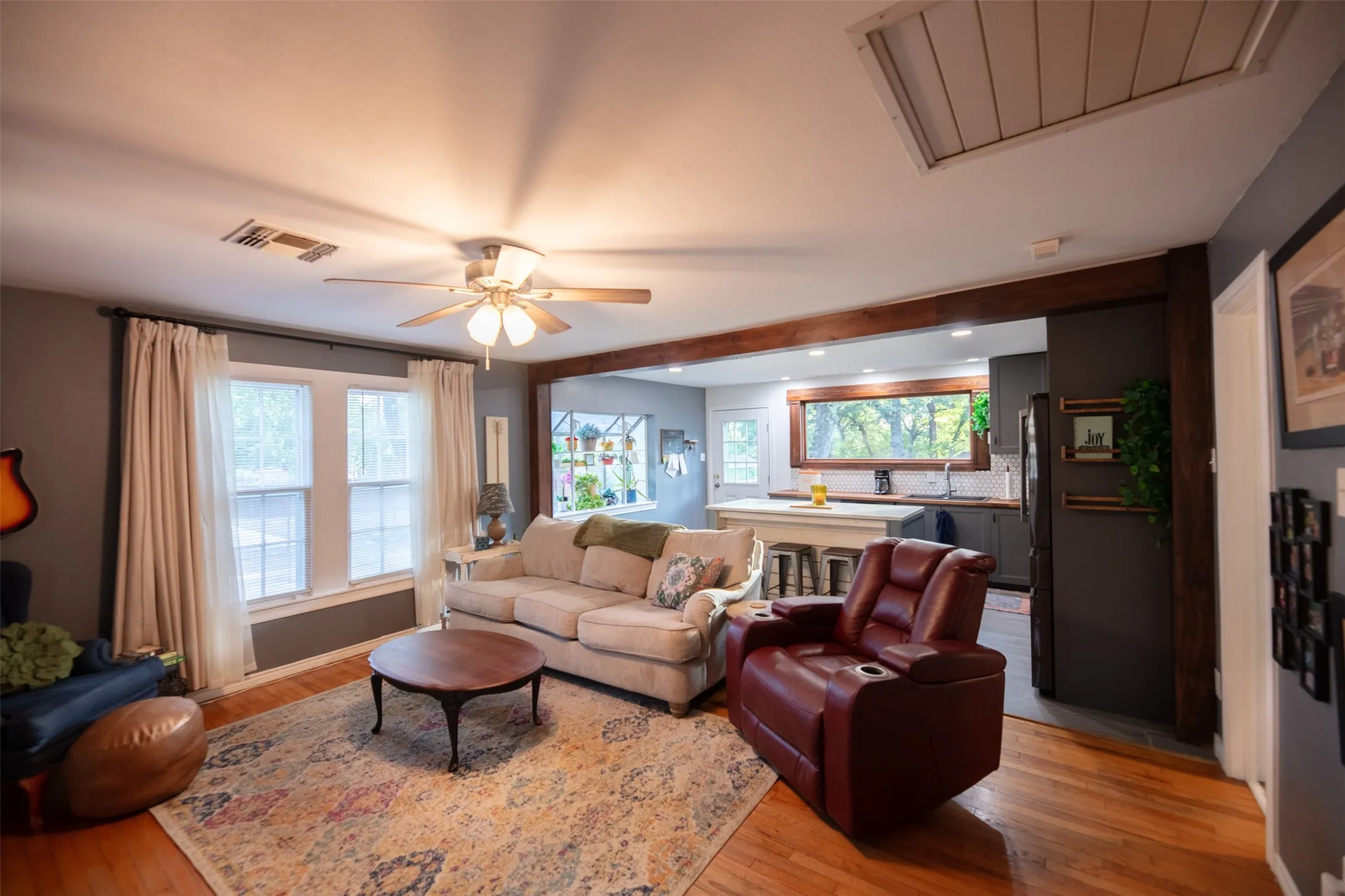 Single Family Residence For Sale in Tarrant County , 1800 Carl Street, Fort Worth, Texas 76103, 2 Bedroom, 2 Bathroom, 2 Garage spaces, 1,182 Sqft, built in 1947, mls#21362521, Real Estate Agent in Fort Worth, Homes For Sale in Tarrant county, Homes For Sale in Fort Worth, Realtor in Fort Worth Texas, Real Estate Brokerage Independent Realty Texas, Luminita Cordes Realtor