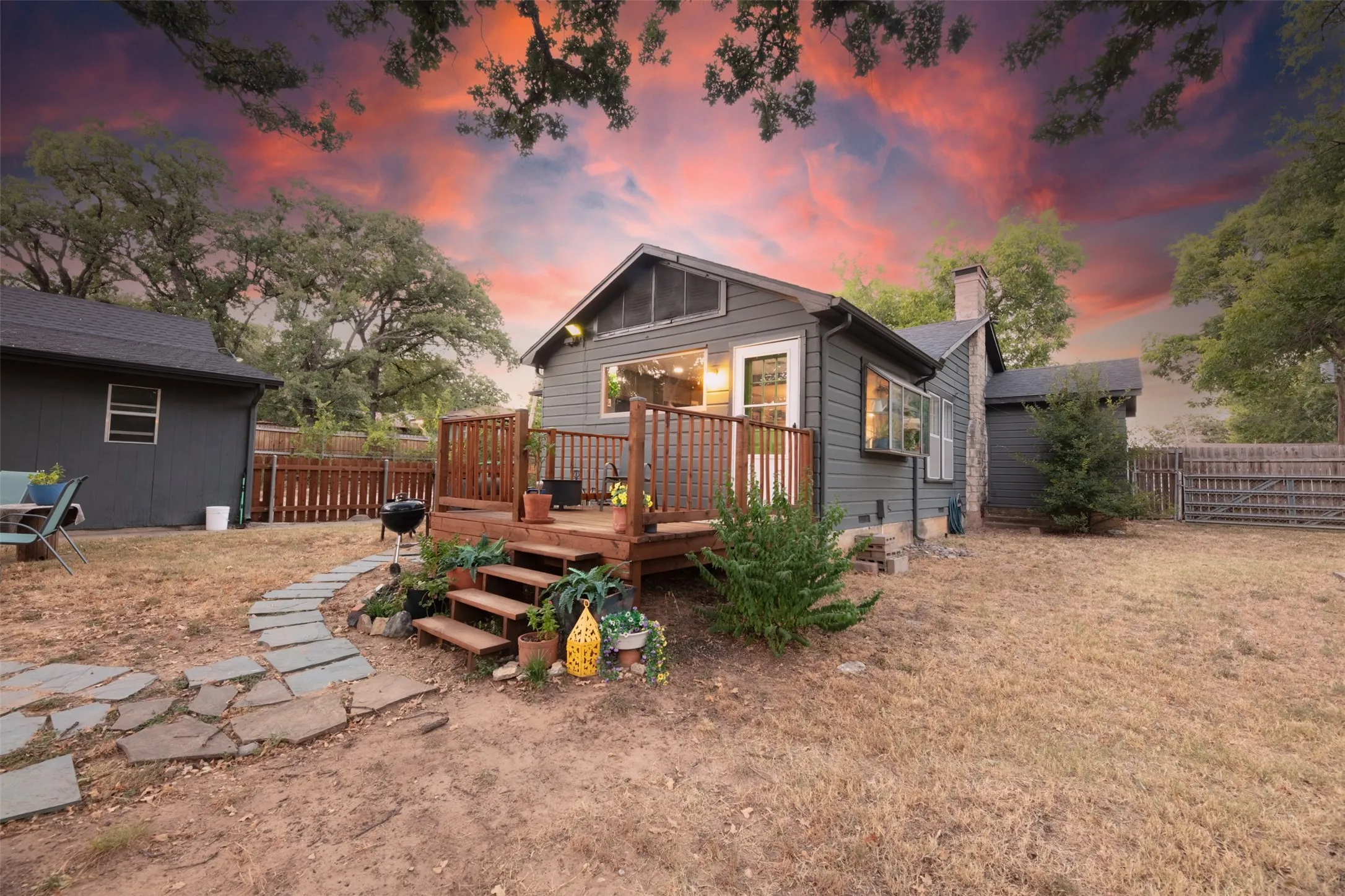 Single Family Residence For Sale in Tarrant County , 1800 Carl Street, Fort Worth, Texas 76103, 2 Bedroom, 2 Bathroom, 2 Garage spaces, 1,182 Sqft, built in 1947, mls#21362521, Real Estate Agent in Fort Worth, Homes For Sale in Tarrant county, Homes For Sale in Fort Worth, Realtor in Fort Worth Texas, Real Estate Brokerage Independent Realty Texas, Luminita Cordes Realtor