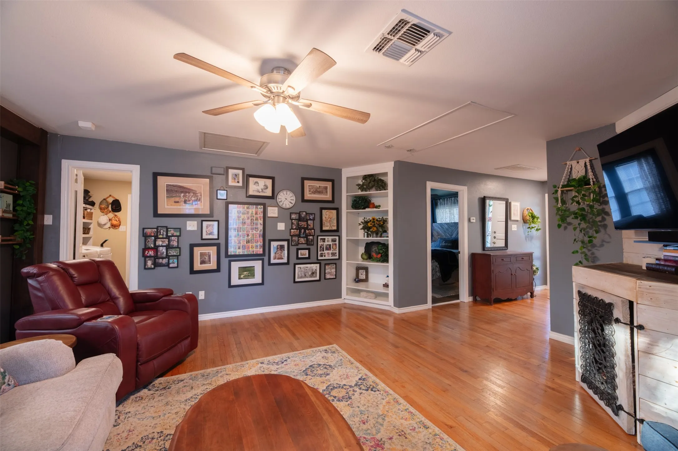 Single Family Residence For Sale in Tarrant County , 1800 Carl Street, Fort Worth, Texas 76103, 2 Bedroom, 2 Bathroom, 2 Garage spaces, 1,182 Sqft, built in 1947, mls#21362521, Real Estate Agent in Fort Worth, Homes For Sale in Tarrant county, Homes For Sale in Fort Worth, Realtor in Fort Worth Texas, Real Estate Brokerage Independent Realty Texas, Luminita Cordes Realtor