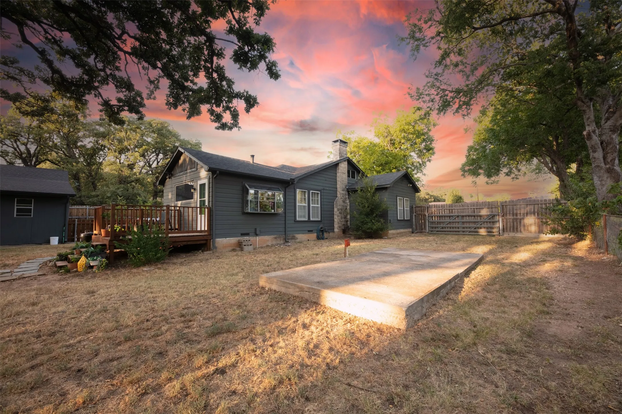 Single Family Residence For Sale in Tarrant County , 1800 Carl Street, Fort Worth, Texas 76103, 2 Bedroom, 2 Bathroom, 2 Garage spaces, 1,182 Sqft, built in 1947, mls#21362521, Real Estate Agent in Fort Worth, Homes For Sale in Tarrant county, Homes For Sale in Fort Worth, Realtor in Fort Worth Texas, Real Estate Brokerage Independent Realty Texas, Luminita Cordes Realtor