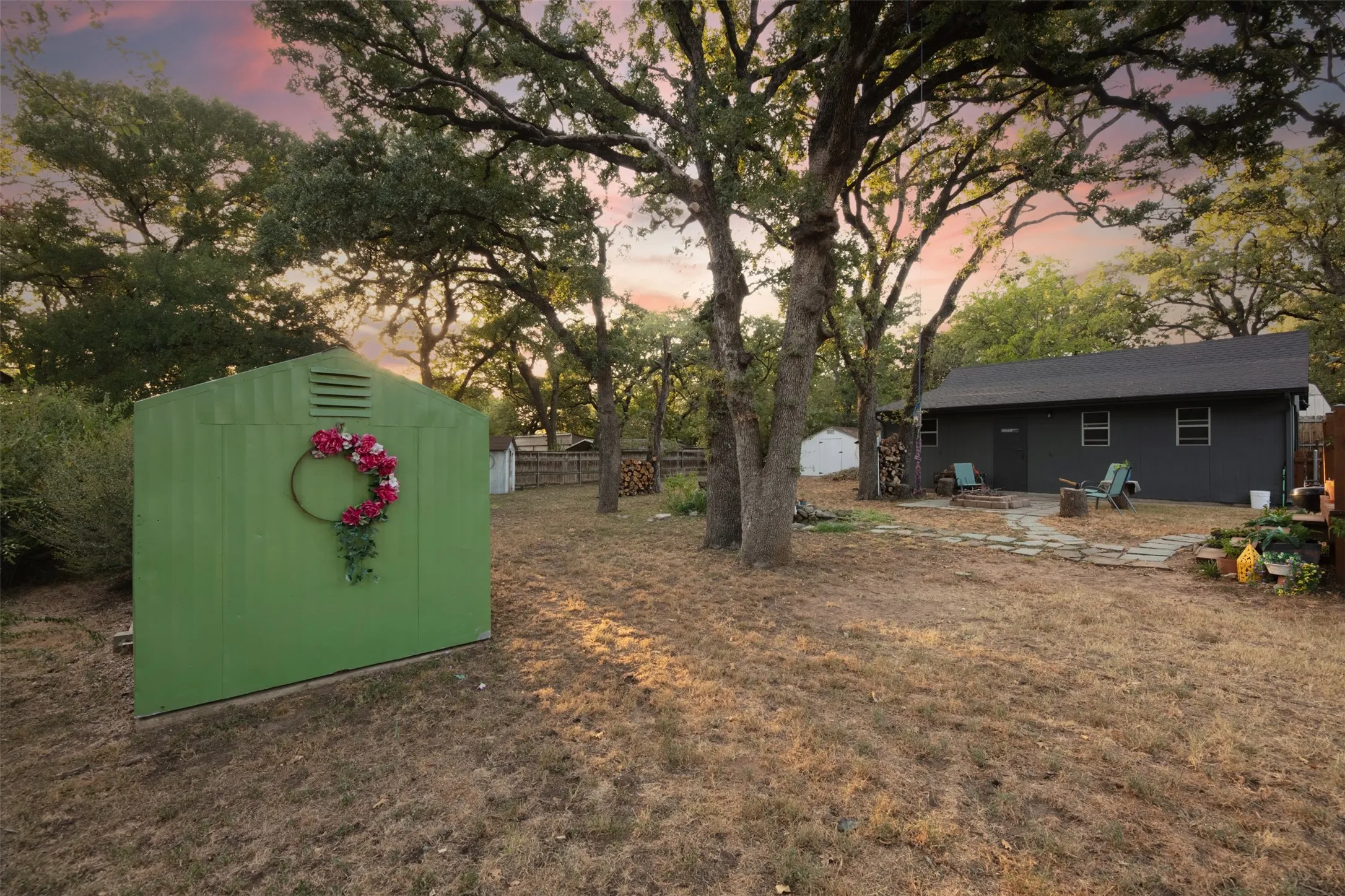 Single Family Residence For Sale in Tarrant County , 1800 Carl Street, Fort Worth, Texas 76103, 2 Bedroom, 2 Bathroom, 2 Garage spaces, 1,182 Sqft, built in 1947, mls#21362521, Real Estate Agent in Fort Worth, Homes For Sale in Tarrant county, Homes For Sale in Fort Worth, Realtor in Fort Worth Texas, Real Estate Brokerage Independent Realty Texas, Luminita Cordes Realtor