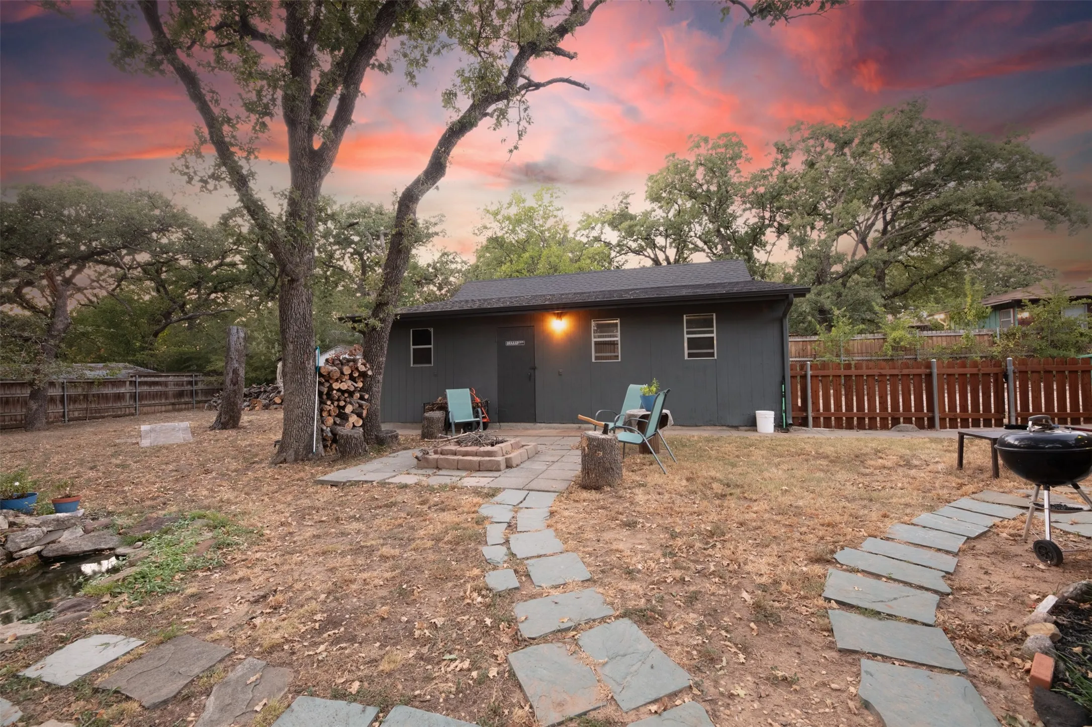 Single Family Residence For Sale in Tarrant County , 1800 Carl Street, Fort Worth, Texas 76103, 2 Bedroom, 2 Bathroom, 2 Garage spaces, 1,182 Sqft, built in 1947, mls#21362521, Real Estate Agent in Fort Worth, Homes For Sale in Tarrant county, Homes For Sale in Fort Worth, Realtor in Fort Worth Texas, Real Estate Brokerage Independent Realty Texas, Luminita Cordes Realtor