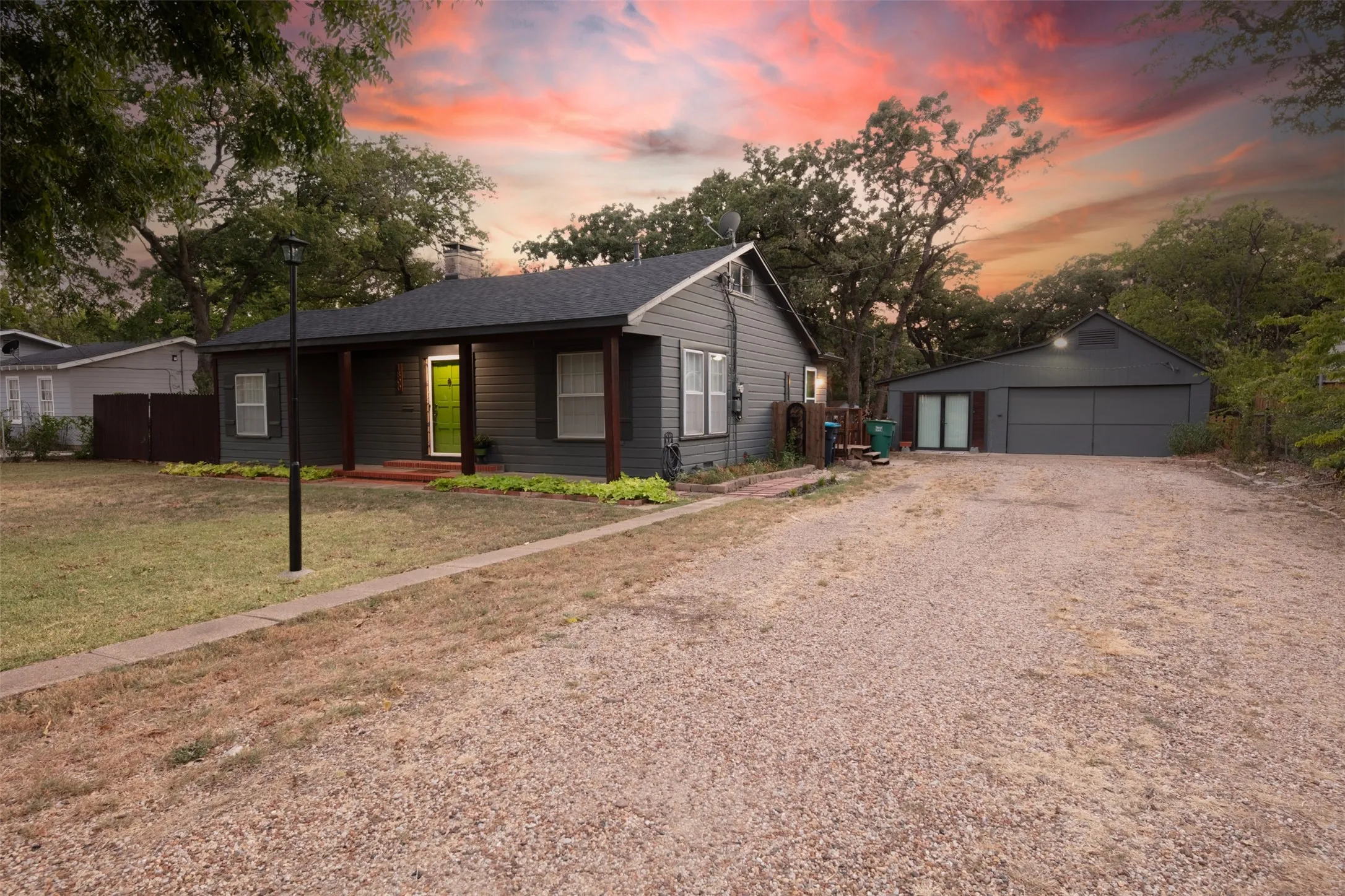 Single Family Residence For Sale in Tarrant County , 1800 Carl Street, Fort Worth, Texas 76103, 2 Bedroom, 2 Bathroom, 2 Garage spaces, 1,182 Sqft, built in 1947, mls#21362521, Real Estate Agent in Fort Worth, Homes For Sale in Tarrant county, Homes For Sale in Fort Worth, Realtor in Fort Worth Texas, Real Estate Brokerage Independent Realty Texas, Luminita Cordes Realtor