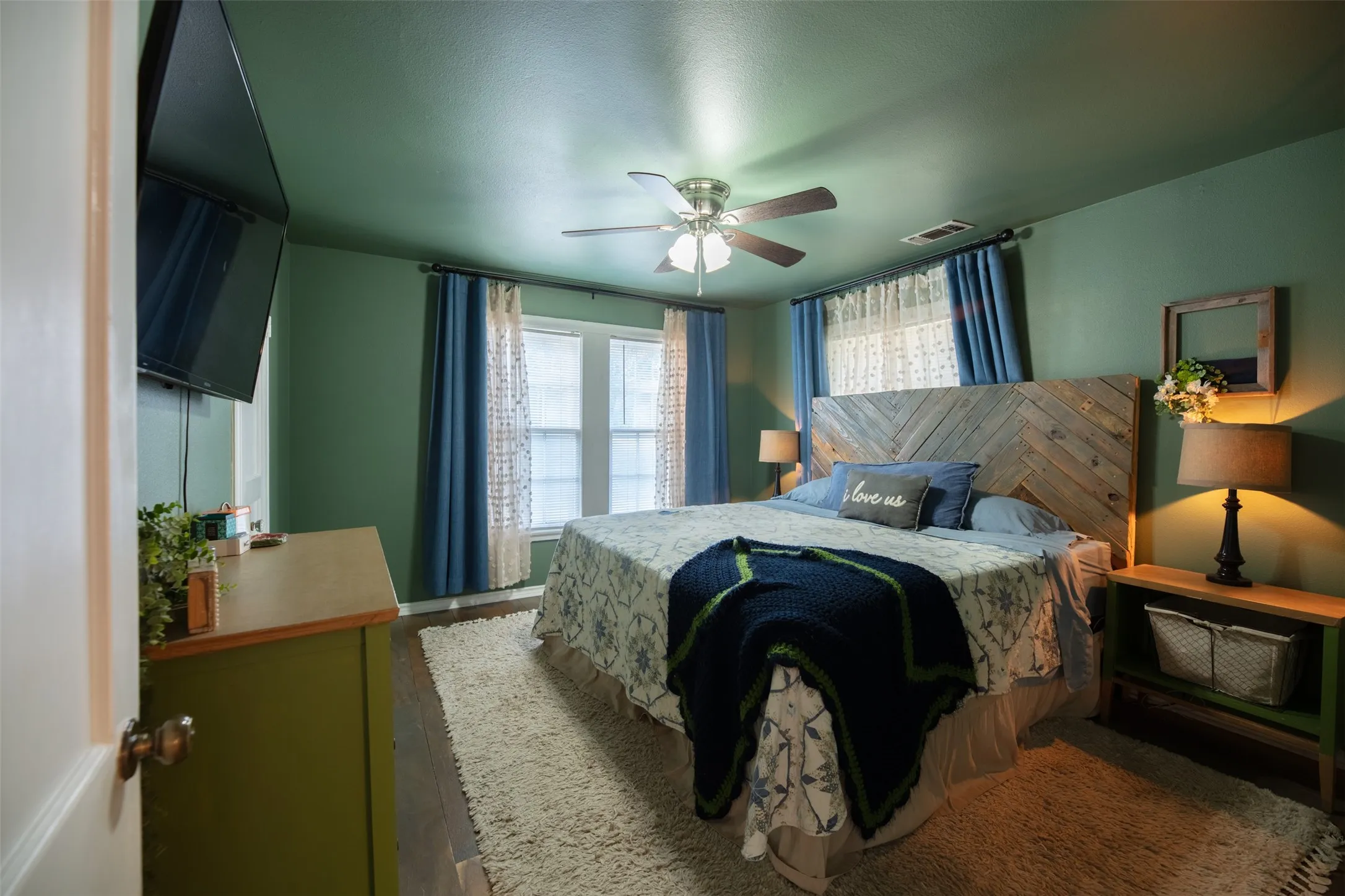 Single Family Residence For Sale in Tarrant County , 1800 Carl Street, Fort Worth, Texas 76103, 2 Bedroom, 2 Bathroom, 2 Garage spaces, 1,182 Sqft, built in 1947, mls#21362521, Real Estate Agent in Fort Worth, Homes For Sale in Tarrant county, Homes For Sale in Fort Worth, Realtor in Fort Worth Texas, Real Estate Brokerage Independent Realty Texas, Luminita Cordes Realtor