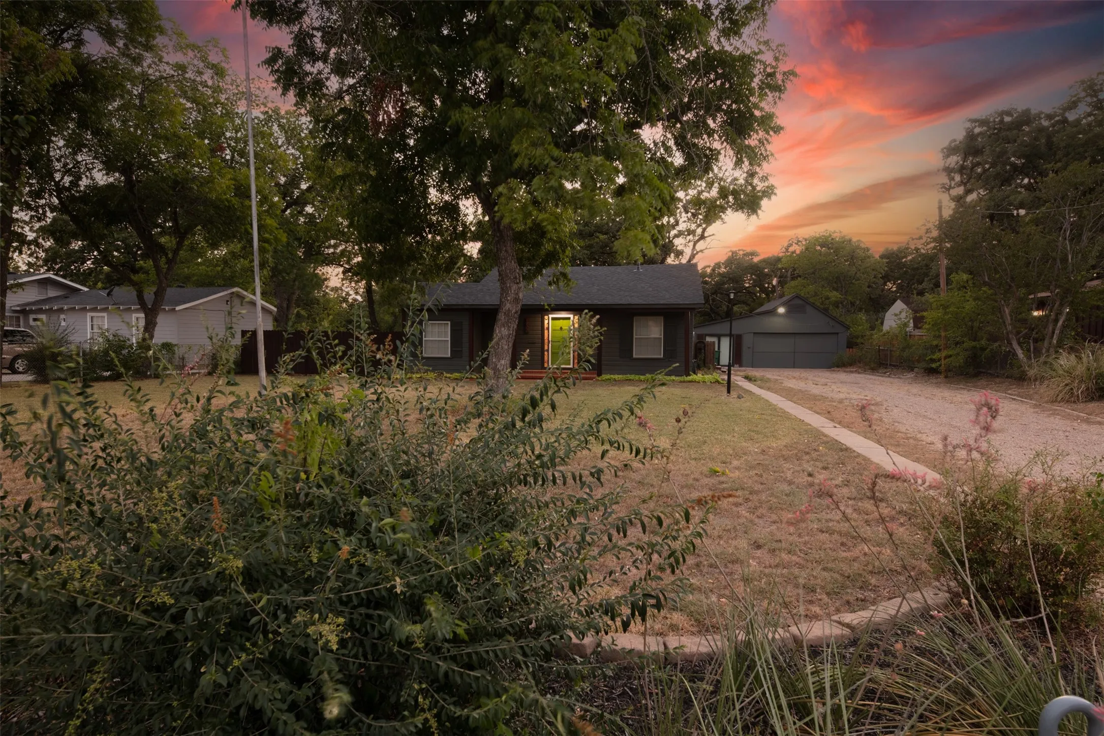 Single Family Residence For Sale in Tarrant County , 1800 Carl Street, Fort Worth, Texas 76103, 2 Bedroom, 2 Bathroom, 2 Garage spaces, 1,182 Sqft, built in 1947, mls#21362521, Real Estate Agent in Fort Worth, Homes For Sale in Tarrant county, Homes For Sale in Fort Worth, Realtor in Fort Worth Texas, Real Estate Brokerage Independent Realty Texas, Luminita Cordes Realtor