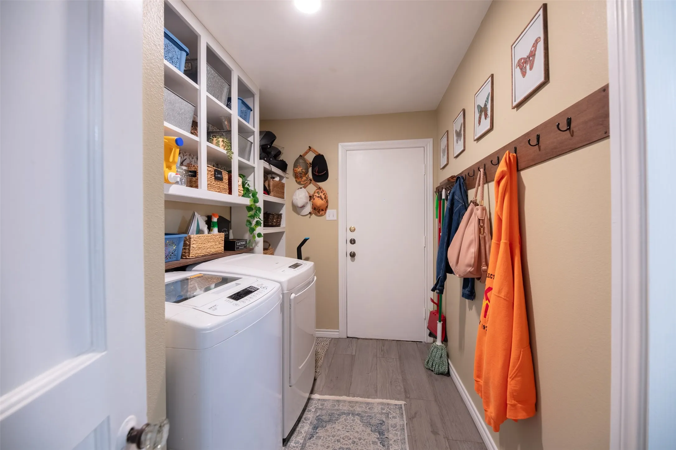 Single Family Residence For Sale in Tarrant County , 1800 Carl Street, Fort Worth, Texas 76103, 2 Bedroom, 2 Bathroom, 2 Garage spaces, 1,182 Sqft, built in 1947, mls#21362521, Real Estate Agent in Fort Worth, Homes For Sale in Tarrant county, Homes For Sale in Fort Worth, Realtor in Fort Worth Texas, Real Estate Brokerage Independent Realty Texas, Luminita Cordes Realtor