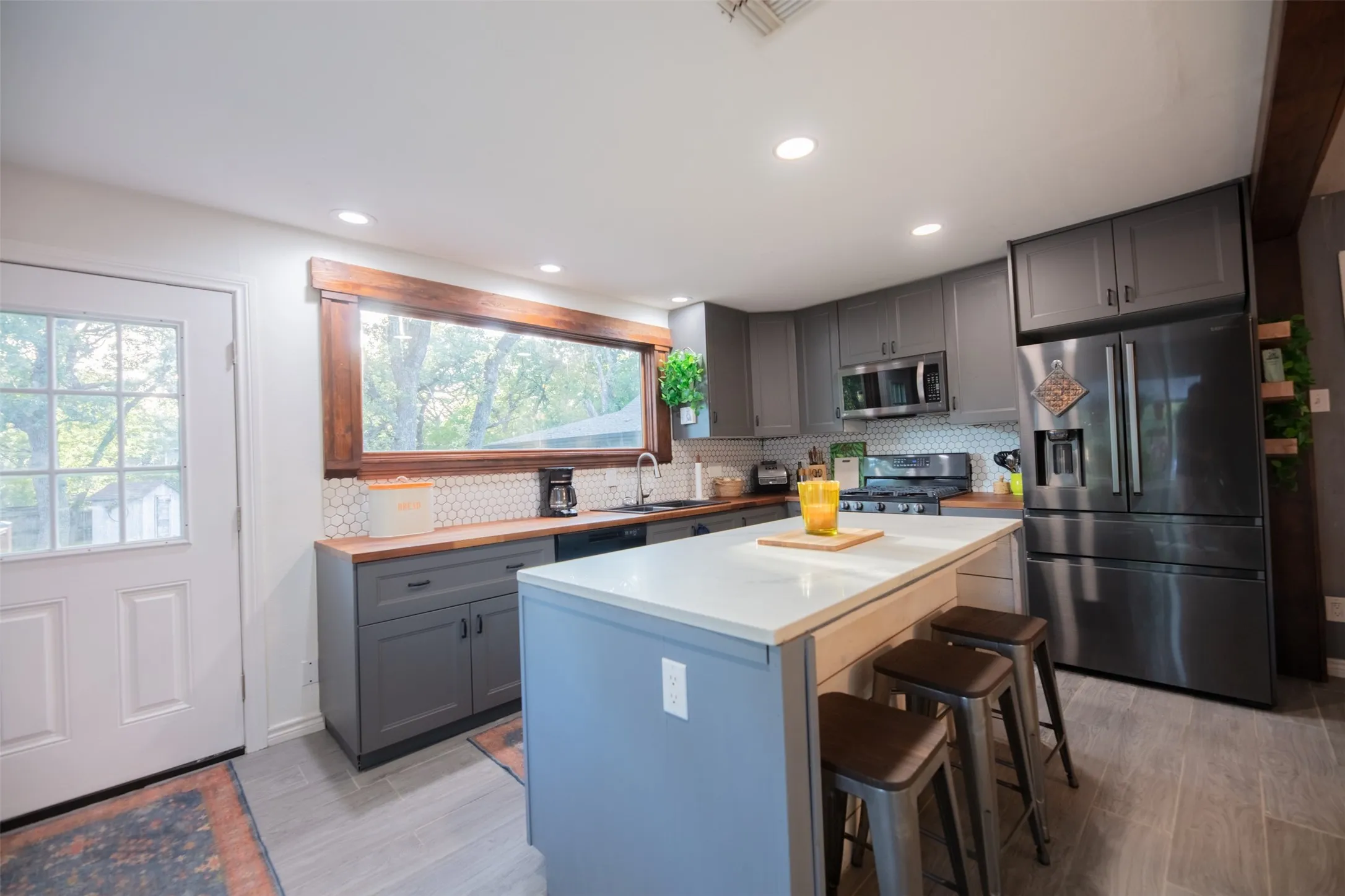 Single Family Residence For Sale in Tarrant County , 1800 Carl Street, Fort Worth, Texas 76103, 2 Bedroom, 2 Bathroom, 2 Garage spaces, 1,182 Sqft, built in 1947, mls#21362521, Real Estate Agent in Fort Worth, Homes For Sale in Tarrant county, Homes For Sale in Fort Worth, Realtor in Fort Worth Texas, Real Estate Brokerage Independent Realty Texas, Luminita Cordes Realtor
