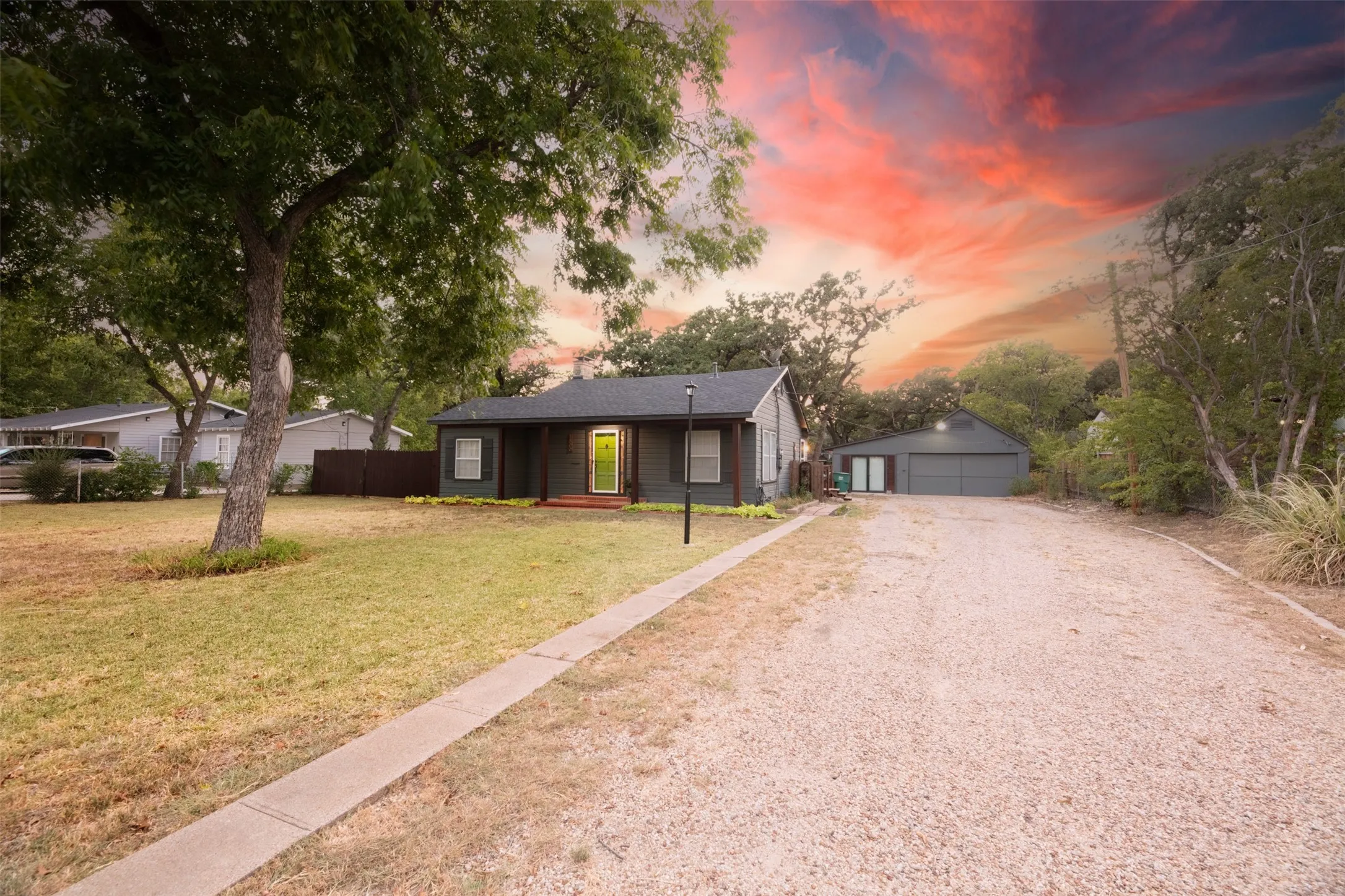 Single Family Residence For Sale in Tarrant County , 1800 Carl Street, Fort Worth, Texas 76103, 2 Bedroom, 2 Bathroom, 2 Garage spaces, 1,182 Sqft, built in 1947, mls#21362521, Real Estate Agent in Fort Worth, Homes For Sale in Tarrant county, Homes For Sale in Fort Worth, Realtor in Fort Worth Texas, Real Estate Brokerage Independent Realty Texas, Luminita Cordes Realtor
