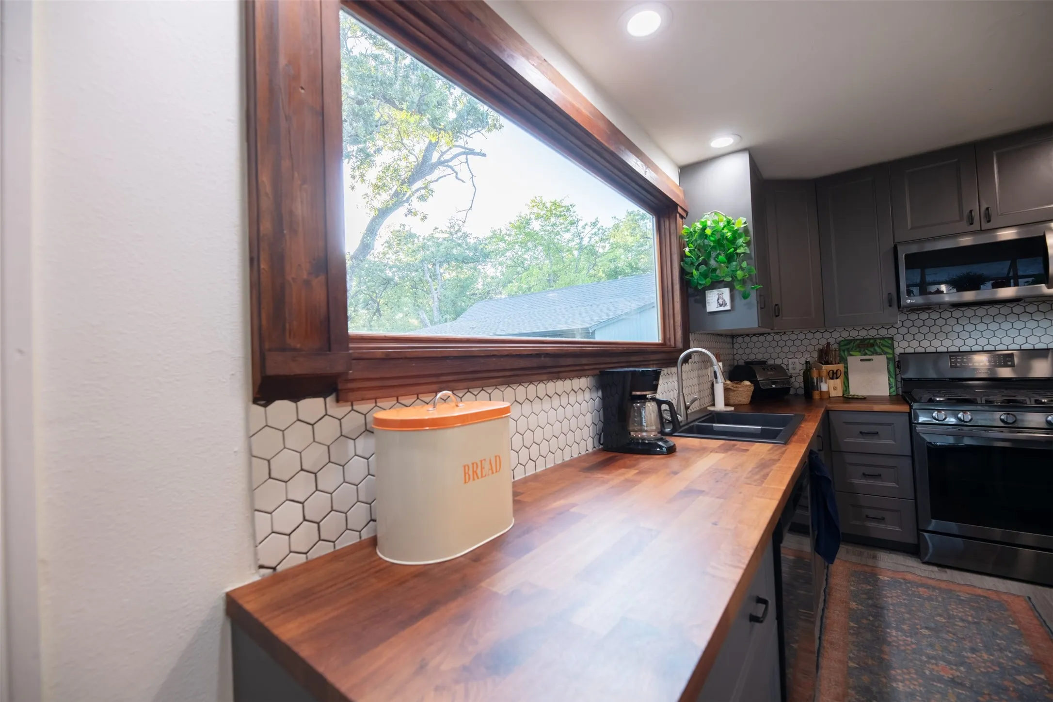 Single Family Residence For Sale in Tarrant County , 1800 Carl Street, Fort Worth, Texas 76103, 2 Bedroom, 2 Bathroom, 2 Garage spaces, 1,182 Sqft, built in 1947, mls#21362521, Real Estate Agent in Fort Worth, Homes For Sale in Tarrant county, Homes For Sale in Fort Worth, Realtor in Fort Worth Texas, Real Estate Brokerage Independent Realty Texas, Luminita Cordes Realtor