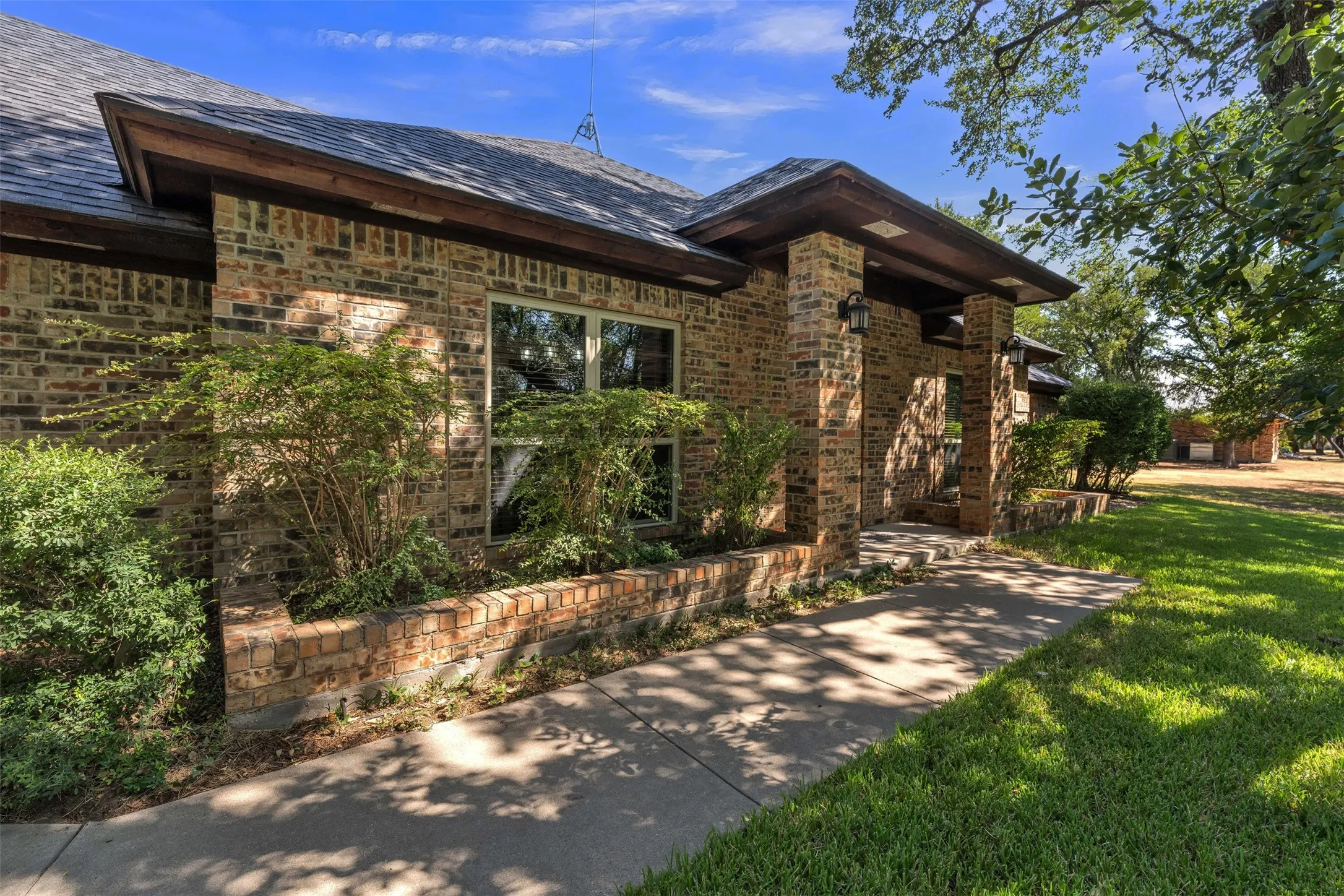 Single Family Residence For Sale in Parker County , 204 Fairway Drive, Willow Park, Texas 76087, 4 Bedroom, 3 Bathroom, 2 Garage spaces, 2,329 Sqft, built in 1984, mls#21363432, Real Estate Agent in Willow Park, Homes For Sale in Parker county, Homes For Sale in Willow Park, Realtor in Willow Park Texas, Real Estate Brokerage Independent Realty Texas, Luminita Cordes Realtor