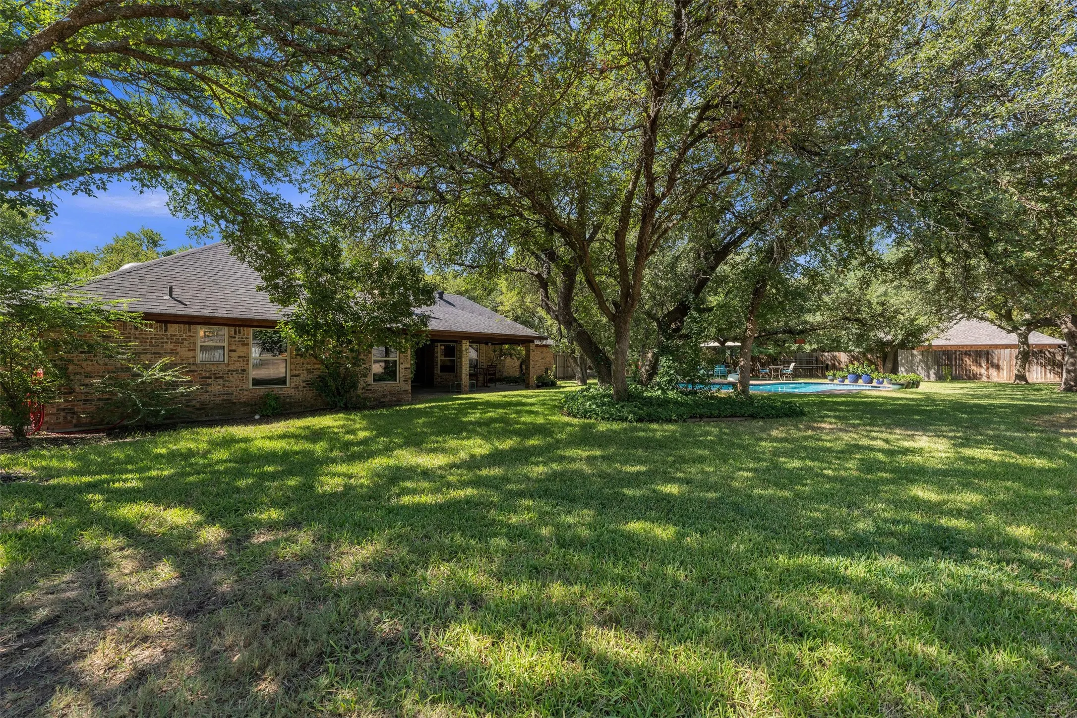 Single Family Residence For Sale in Parker County , 204 Fairway Drive, Willow Park, Texas 76087, 4 Bedroom, 3 Bathroom, 2 Garage spaces, 2,329 Sqft, built in 1984, mls#21363432, Real Estate Agent in Willow Park, Homes For Sale in Parker county, Homes For Sale in Willow Park, Realtor in Willow Park Texas, Real Estate Brokerage Independent Realty Texas, Luminita Cordes Realtor