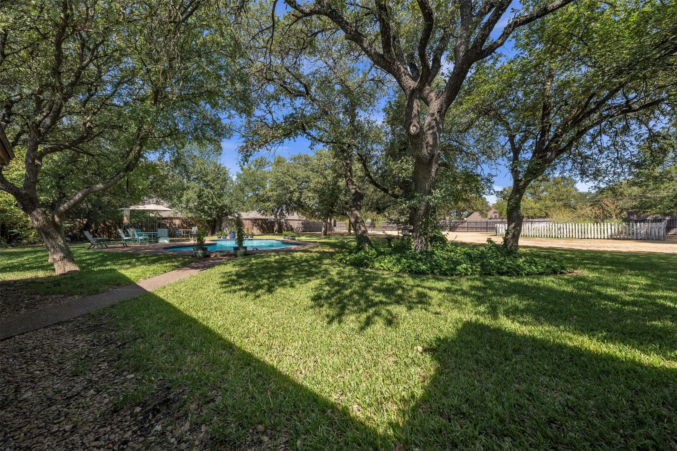 Single Family Residence For Sale in Parker County , 204 Fairway Drive, Willow Park, Texas 76087, 4 Bedroom, 3 Bathroom, 2 Garage spaces, 2,329 Sqft, built in 1984, mls#21363432, Real Estate Agent in Willow Park, Homes For Sale in Parker county, Homes For Sale in Willow Park, Realtor in Willow Park Texas, Real Estate Brokerage Independent Realty Texas, Luminita Cordes Realtor