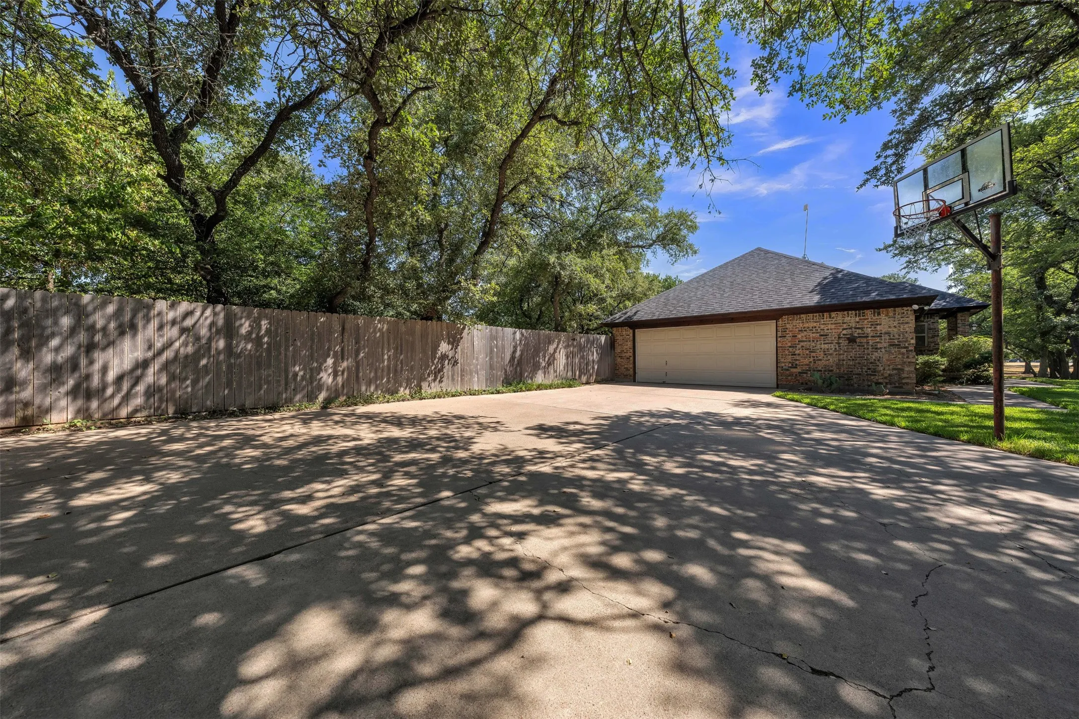 Single Family Residence For Sale in Parker County , 204 Fairway Drive, Willow Park, Texas 76087, 4 Bedroom, 3 Bathroom, 2 Garage spaces, 2,329 Sqft, built in 1984, mls#21363432, Real Estate Agent in Willow Park, Homes For Sale in Parker county, Homes For Sale in Willow Park, Realtor in Willow Park Texas, Real Estate Brokerage Independent Realty Texas, Luminita Cordes Realtor