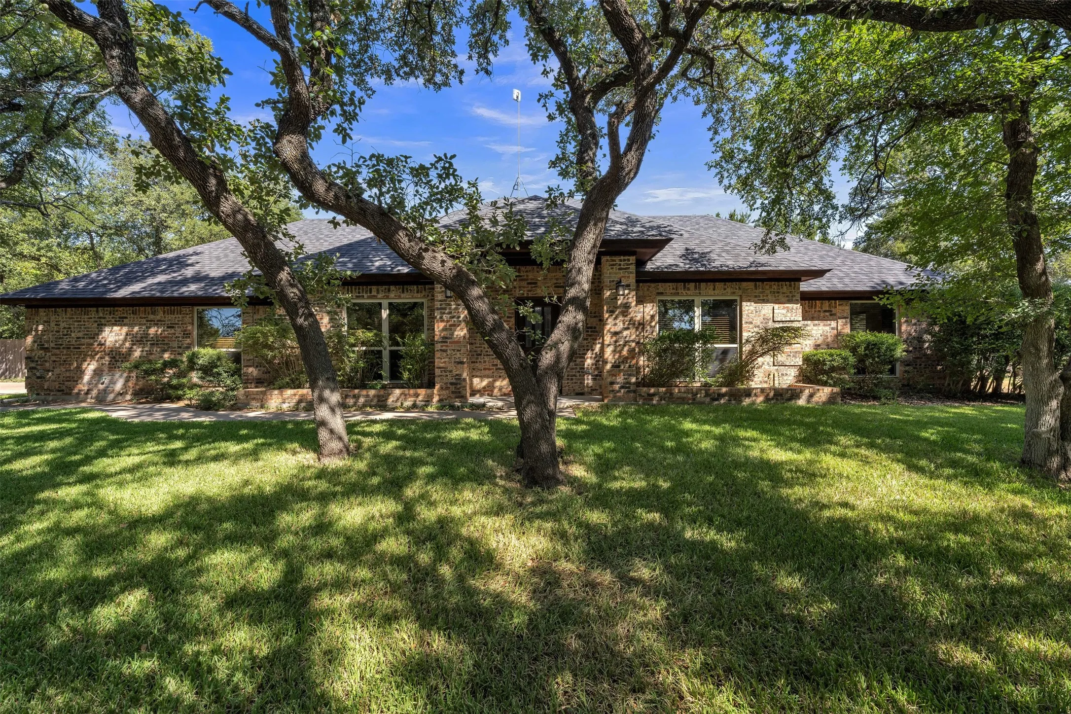 Single Family Residence For Sale in Parker County , 204 Fairway Drive, Willow Park, Texas 76087, 4 Bedroom, 3 Bathroom, 2 Garage spaces, 2,329 Sqft, built in 1984, mls#21363432, Real Estate Agent in Willow Park, Homes For Sale in Parker county, Homes For Sale in Willow Park, Realtor in Willow Park Texas, Real Estate Brokerage Independent Realty Texas, Luminita Cordes Realtor