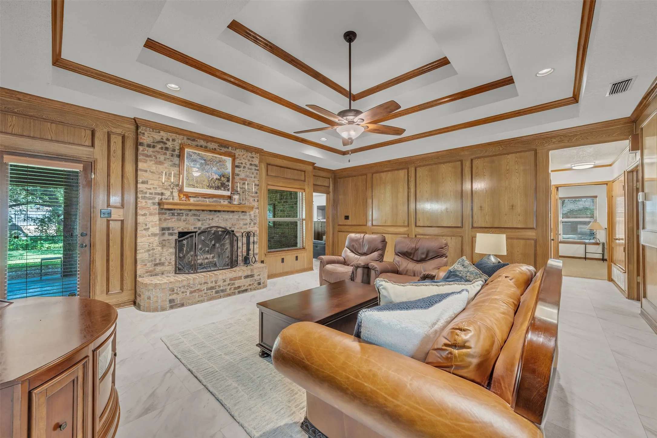 Single Family Residence For Sale in Parker County , 204 Fairway Drive, Willow Park, Texas 76087, 4 Bedroom, 3 Bathroom, 2 Garage spaces, 2,329 Sqft, built in 1984, mls#21363432, Real Estate Agent in Willow Park, Homes For Sale in Parker county, Homes For Sale in Willow Park, Realtor in Willow Park Texas, Real Estate Brokerage Independent Realty Texas, Luminita Cordes Realtor