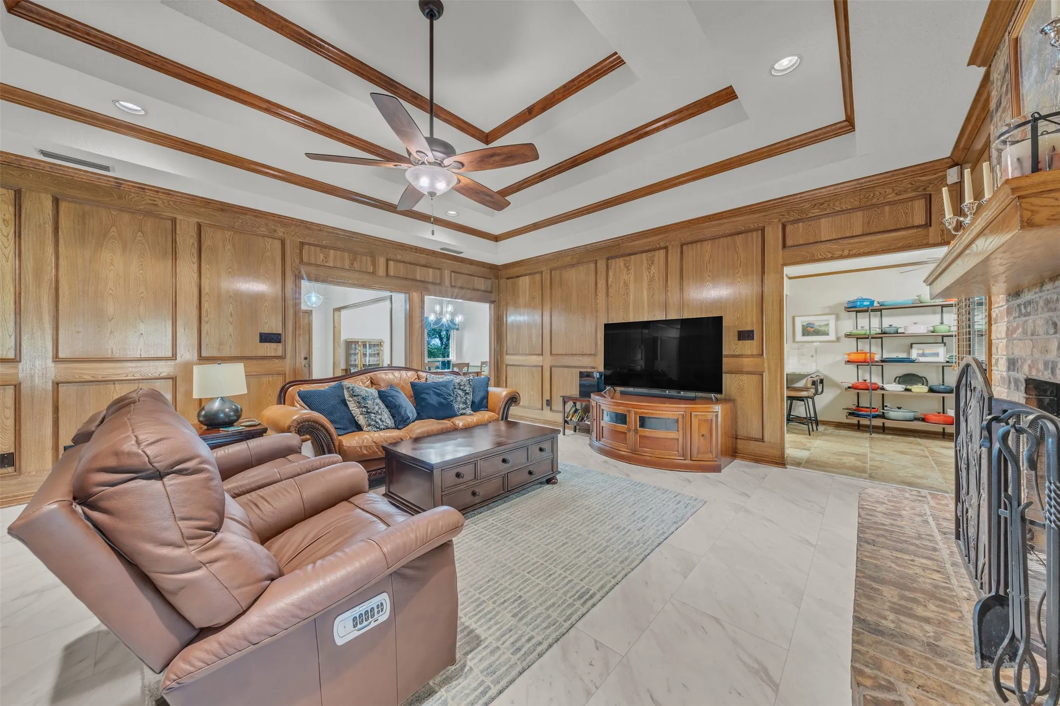 Single Family Residence For Sale in Parker County , 204 Fairway Drive, Willow Park, Texas 76087, 4 Bedroom, 3 Bathroom, 2 Garage spaces, 2,329 Sqft, built in 1984, mls#21363432, Real Estate Agent in Willow Park, Homes For Sale in Parker county, Homes For Sale in Willow Park, Realtor in Willow Park Texas, Real Estate Brokerage Independent Realty Texas, Luminita Cordes Realtor