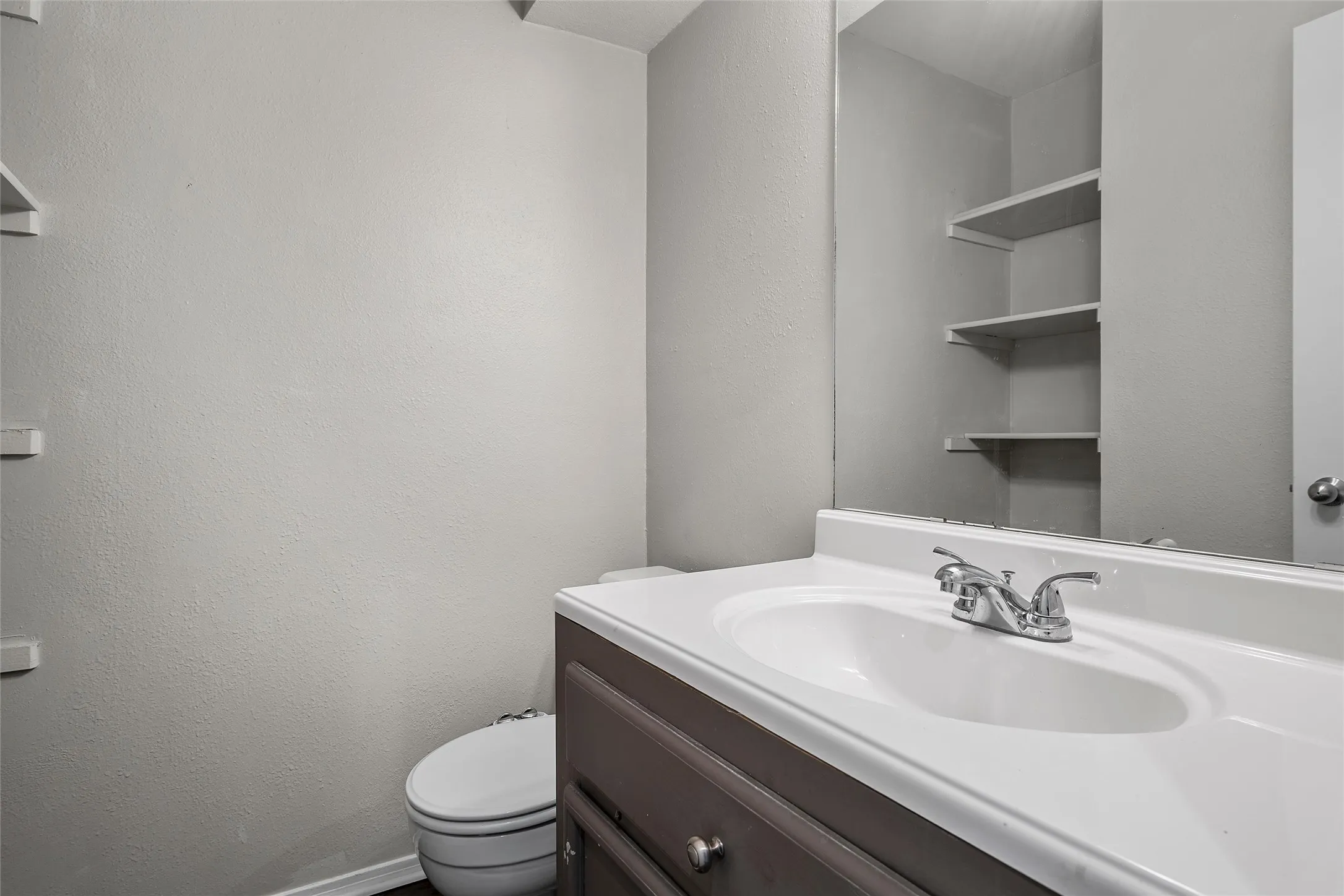 Condominium For Sale in Mc Lennan County , 600 Bagby Avenue 6B, Waco, Texas 76706, 2 Bedroom, 3 Bathroom, Garage spaces, 1,162 Sqft, built in 1986, Price $244,900, mls#21363549, Real Estate Agent in Waco, Homes For Sale in Mc Lennan county, Homes For Sale in Waco, Realtor in Waco Texas, Real Estate Brokerage Independent Realty Texas, Luminita Cordes Realtor