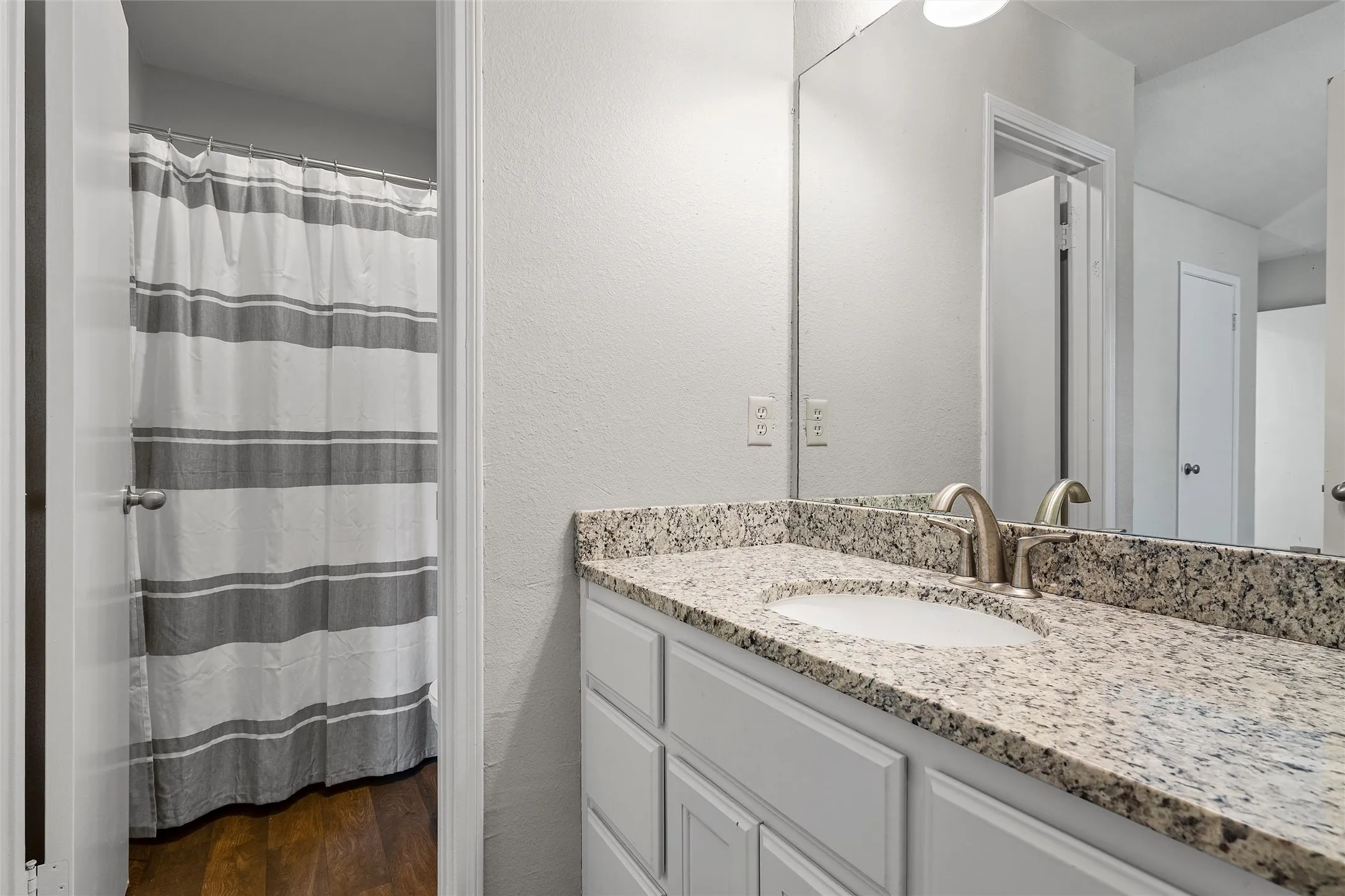 Condominium For Sale in Mc Lennan County , 600 Bagby Avenue 6B, Waco, Texas 76706, 2 Bedroom, 3 Bathroom, Garage spaces, 1,162 Sqft, built in 1986, Price $244,900, mls#21363549, Real Estate Agent in Waco, Homes For Sale in Mc Lennan county, Homes For Sale in Waco, Realtor in Waco Texas, Real Estate Brokerage Independent Realty Texas, Luminita Cordes Realtor