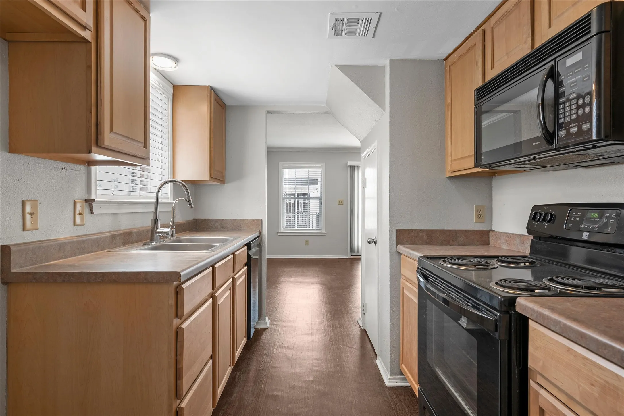 Condominium For Sale in Mc Lennan County , 600 Bagby Avenue 6B, Waco, Texas 76706, 2 Bedroom, 3 Bathroom, Garage spaces, 1,162 Sqft, built in 1986, Price $244,900, mls#21363549, Real Estate Agent in Waco, Homes For Sale in Mc Lennan county, Homes For Sale in Waco, Realtor in Waco Texas, Real Estate Brokerage Independent Realty Texas, Luminita Cordes Realtor