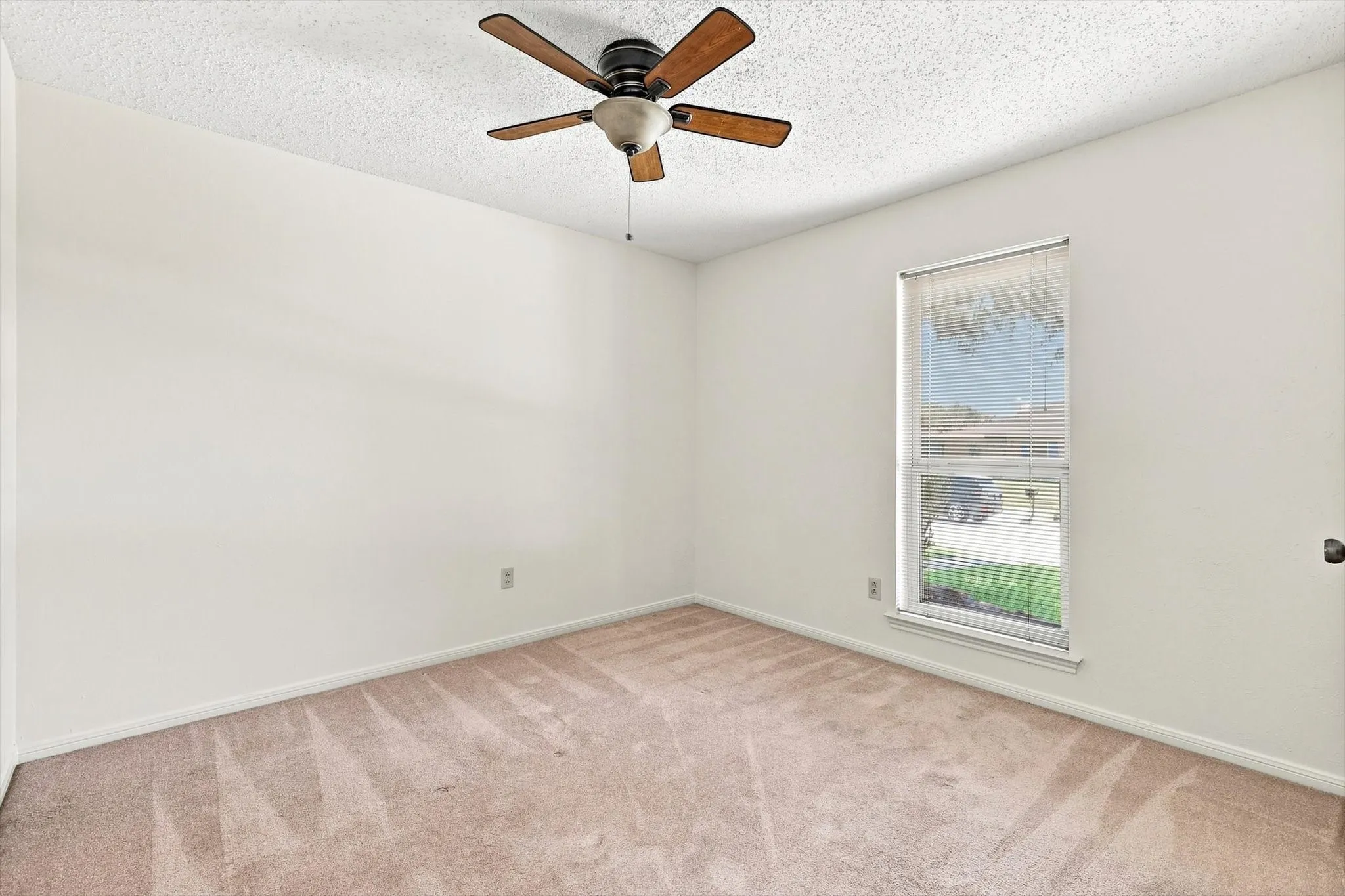 Single Family Residence For Sale in Dallas County , 2517 Lawnview Drive, Carrollton, Texas 75006, 3 Bedroom, 2 Bathroom, 2 Garage spaces, 1,799 Sqft, built in 1981, mls#21356173, Real Estate Agent in Carrollton, Homes For Sale in Dallas county, Homes For Sale in Carrollton, Realtor in Carrollton Texas, Real Estate Brokerage Independent Realty Texas, Luminita Cordes Realtor