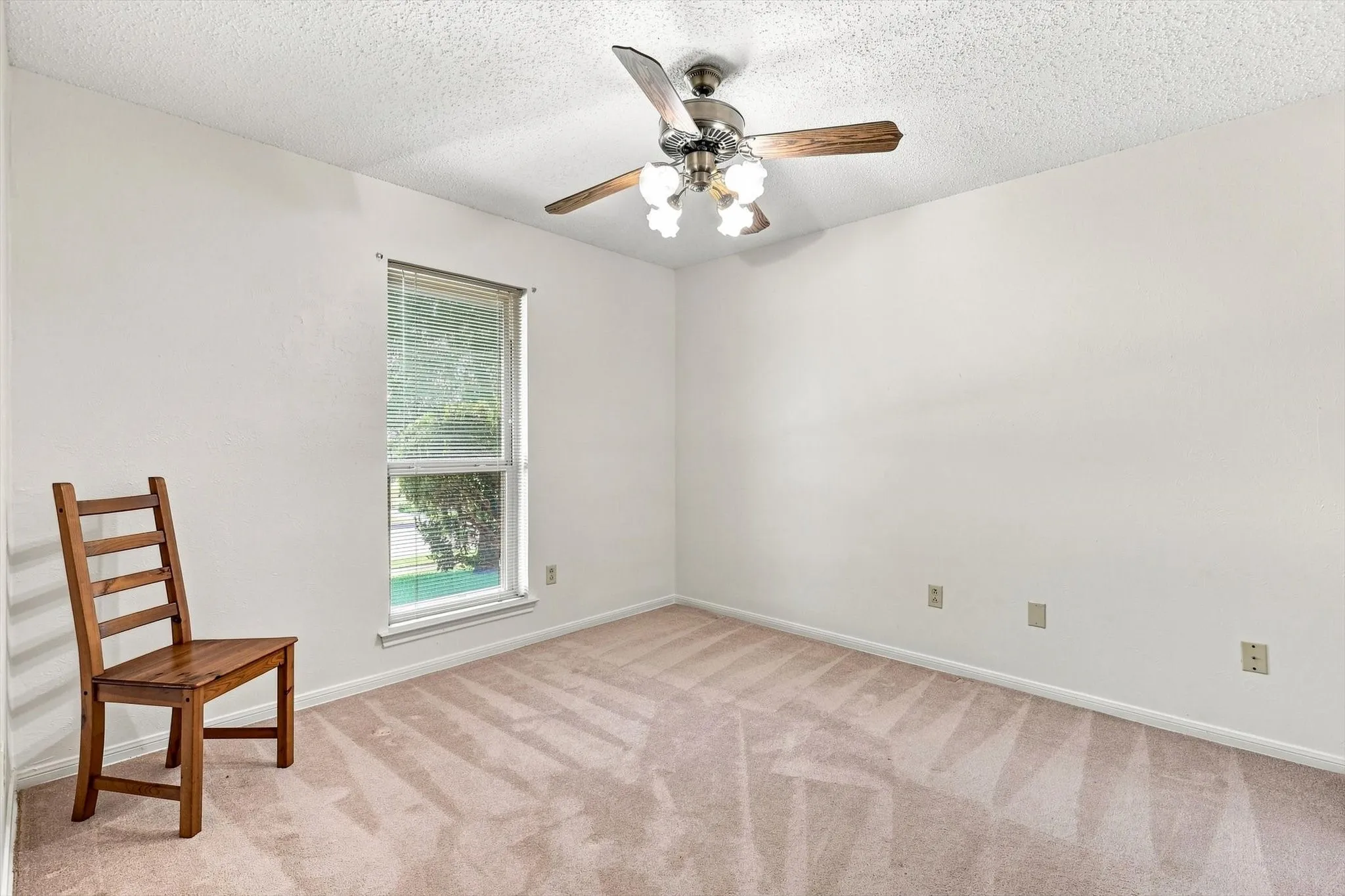 Single Family Residence For Sale in Dallas County , 2517 Lawnview Drive, Carrollton, Texas 75006, 3 Bedroom, 2 Bathroom, 2 Garage spaces, 1,799 Sqft, built in 1981, mls#21356173, Real Estate Agent in Carrollton, Homes For Sale in Dallas county, Homes For Sale in Carrollton, Realtor in Carrollton Texas, Real Estate Brokerage Independent Realty Texas, Luminita Cordes Realtor