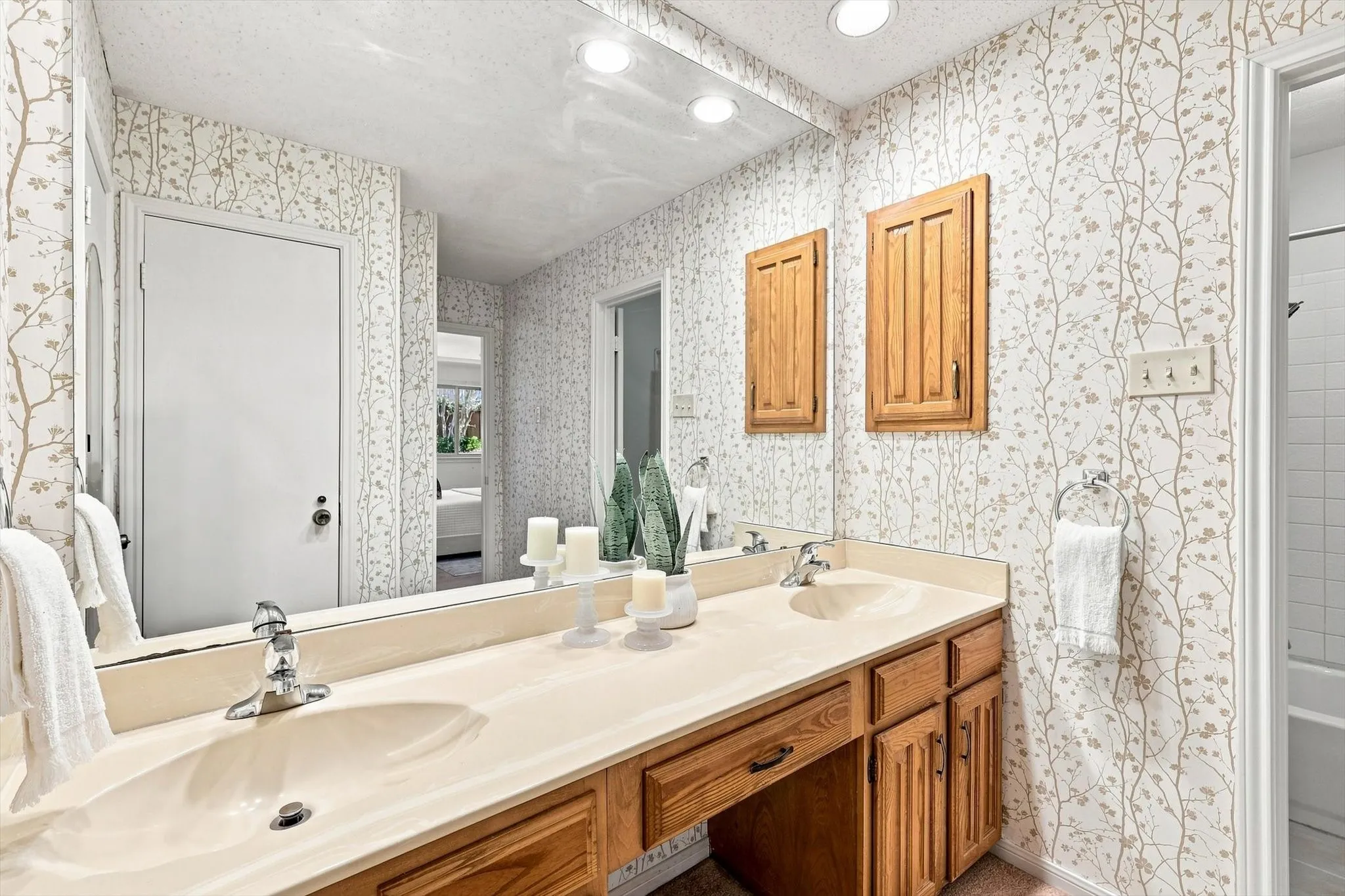 Single Family Residence For Sale in Dallas County , 2517 Lawnview Drive, Carrollton, Texas 75006, 3 Bedroom, 2 Bathroom, 2 Garage spaces, 1,799 Sqft, built in 1981, mls#21356173, Real Estate Agent in Carrollton, Homes For Sale in Dallas county, Homes For Sale in Carrollton, Realtor in Carrollton Texas, Real Estate Brokerage Independent Realty Texas, Luminita Cordes Realtor