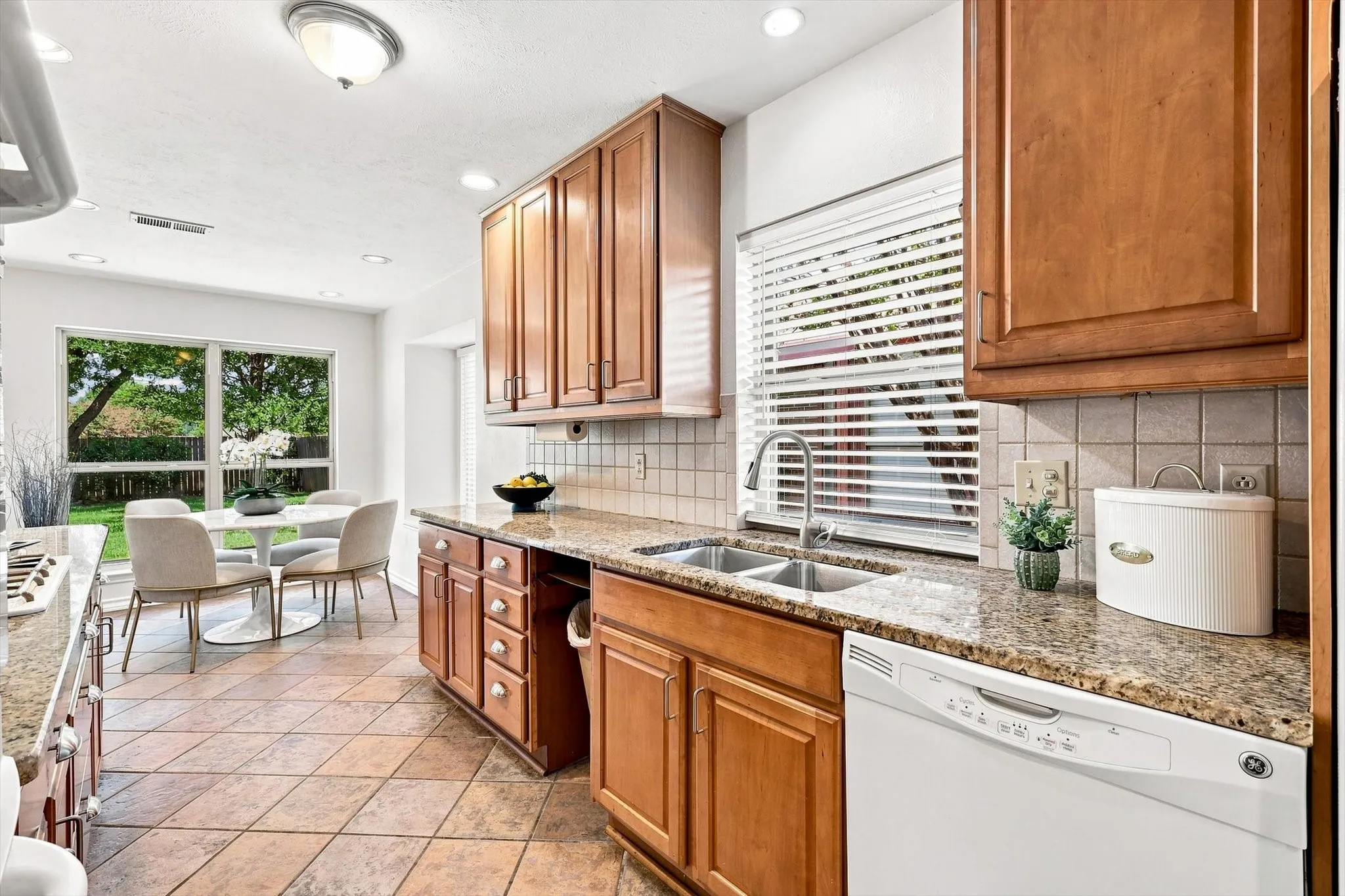 Single Family Residence For Sale in Dallas County , 2517 Lawnview Drive, Carrollton, Texas 75006, 3 Bedroom, 2 Bathroom, 2 Garage spaces, 1,799 Sqft, built in 1981, mls#21356173, Real Estate Agent in Carrollton, Homes For Sale in Dallas county, Homes For Sale in Carrollton, Realtor in Carrollton Texas, Real Estate Brokerage Independent Realty Texas, Luminita Cordes Realtor