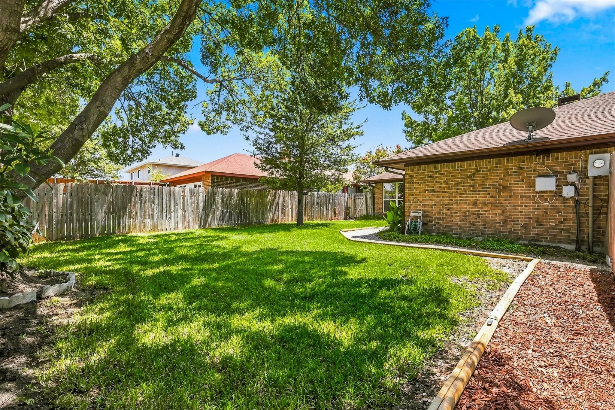 Single Family Residence For Sale in Dallas County , 2517 Lawnview Drive, Carrollton, Texas 75006, 3 Bedroom, 2 Bathroom, 2 Garage spaces, 1,799 Sqft, built in 1981, mls#21356173, Real Estate Agent in Carrollton, Homes For Sale in Dallas county, Homes For Sale in Carrollton, Realtor in Carrollton Texas, Real Estate Brokerage Independent Realty Texas, Luminita Cordes Realtor
