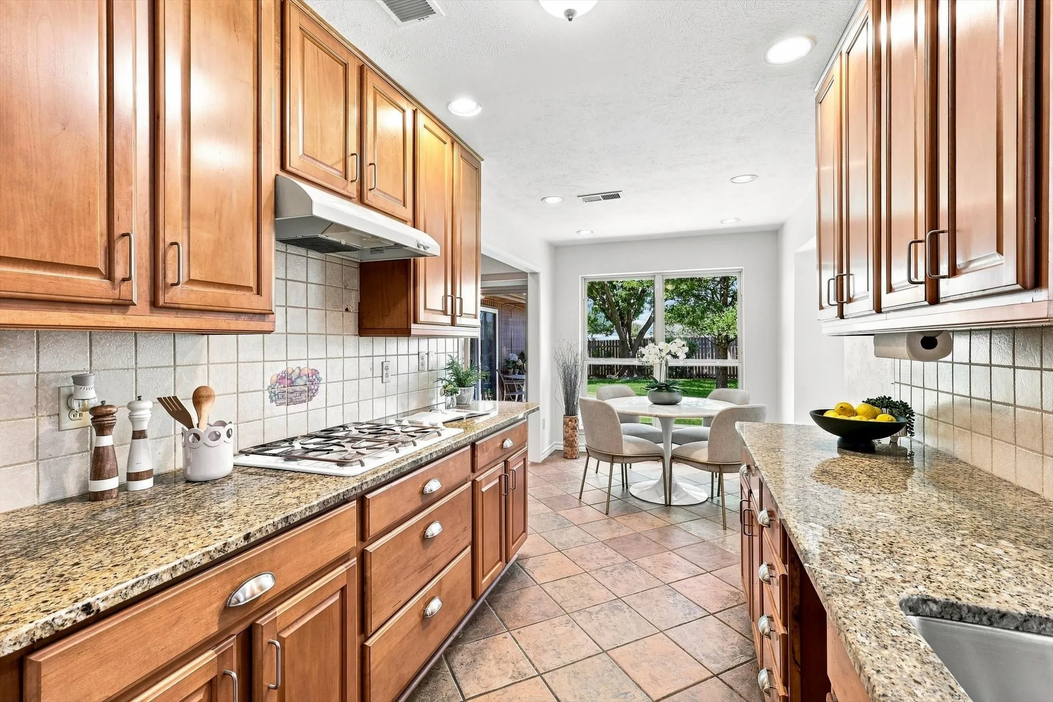 Single Family Residence For Sale in Dallas County , 2517 Lawnview Drive, Carrollton, Texas 75006, 3 Bedroom, 2 Bathroom, 2 Garage spaces, 1,799 Sqft, built in 1981, mls#21356173, Real Estate Agent in Carrollton, Homes For Sale in Dallas county, Homes For Sale in Carrollton, Realtor in Carrollton Texas, Real Estate Brokerage Independent Realty Texas, Luminita Cordes Realtor