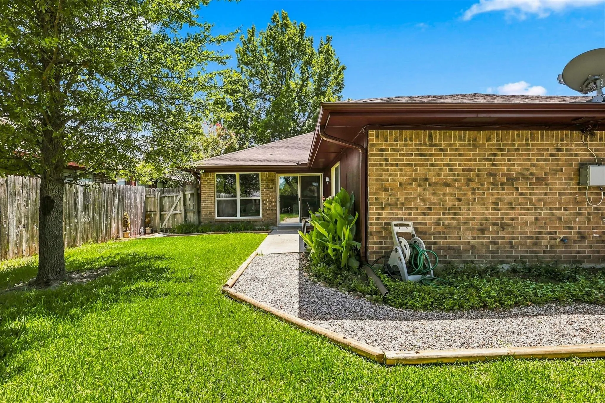 Single Family Residence For Sale in Dallas County , 2517 Lawnview Drive, Carrollton, Texas 75006, 3 Bedroom, 2 Bathroom, 2 Garage spaces, 1,799 Sqft, built in 1981, mls#21356173, Real Estate Agent in Carrollton, Homes For Sale in Dallas county, Homes For Sale in Carrollton, Realtor in Carrollton Texas, Real Estate Brokerage Independent Realty Texas, Luminita Cordes Realtor
