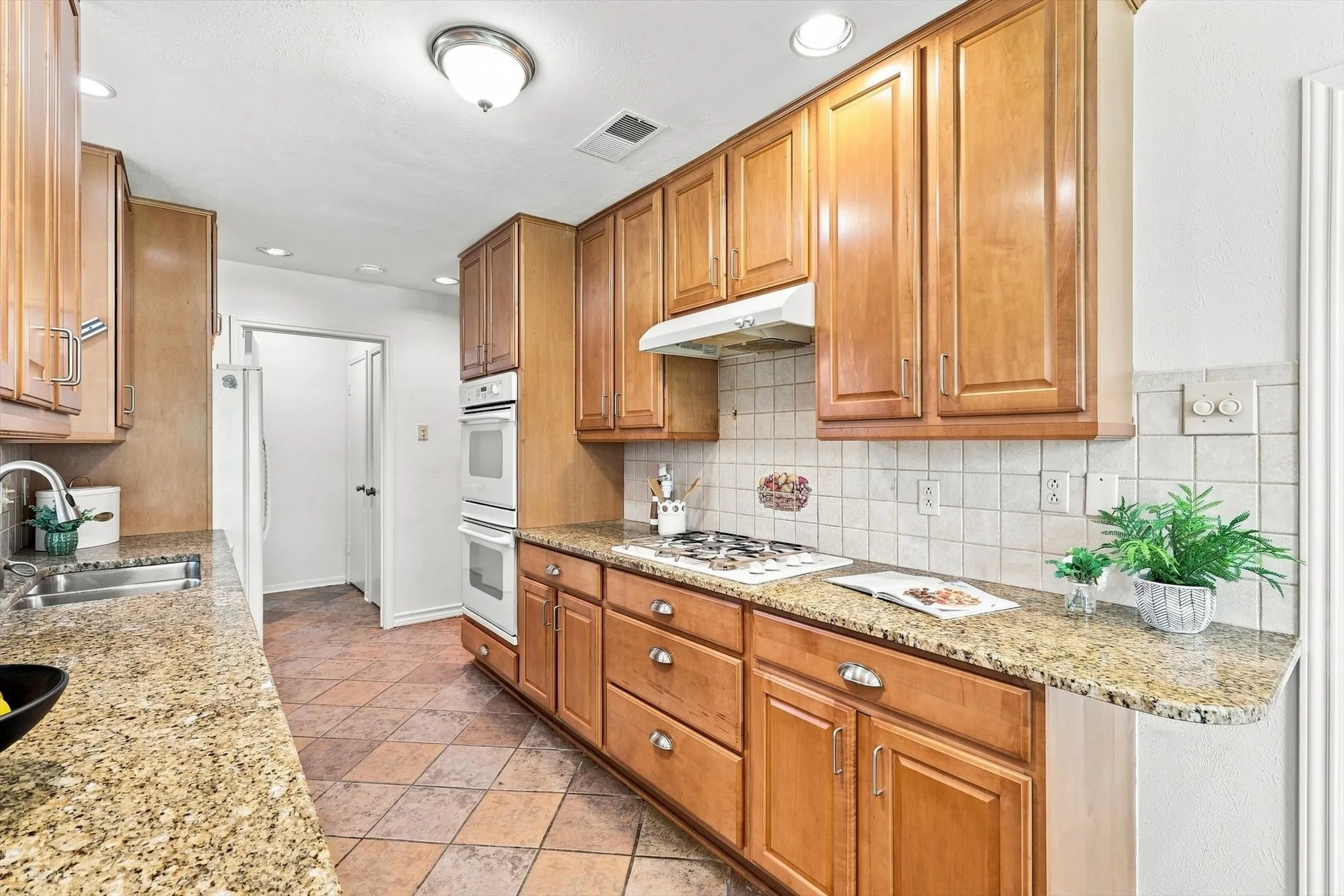 Single Family Residence For Sale in Dallas County , 2517 Lawnview Drive, Carrollton, Texas 75006, 3 Bedroom, 2 Bathroom, 2 Garage spaces, 1,799 Sqft, built in 1981, mls#21356173, Real Estate Agent in Carrollton, Homes For Sale in Dallas county, Homes For Sale in Carrollton, Realtor in Carrollton Texas, Real Estate Brokerage Independent Realty Texas, Luminita Cordes Realtor