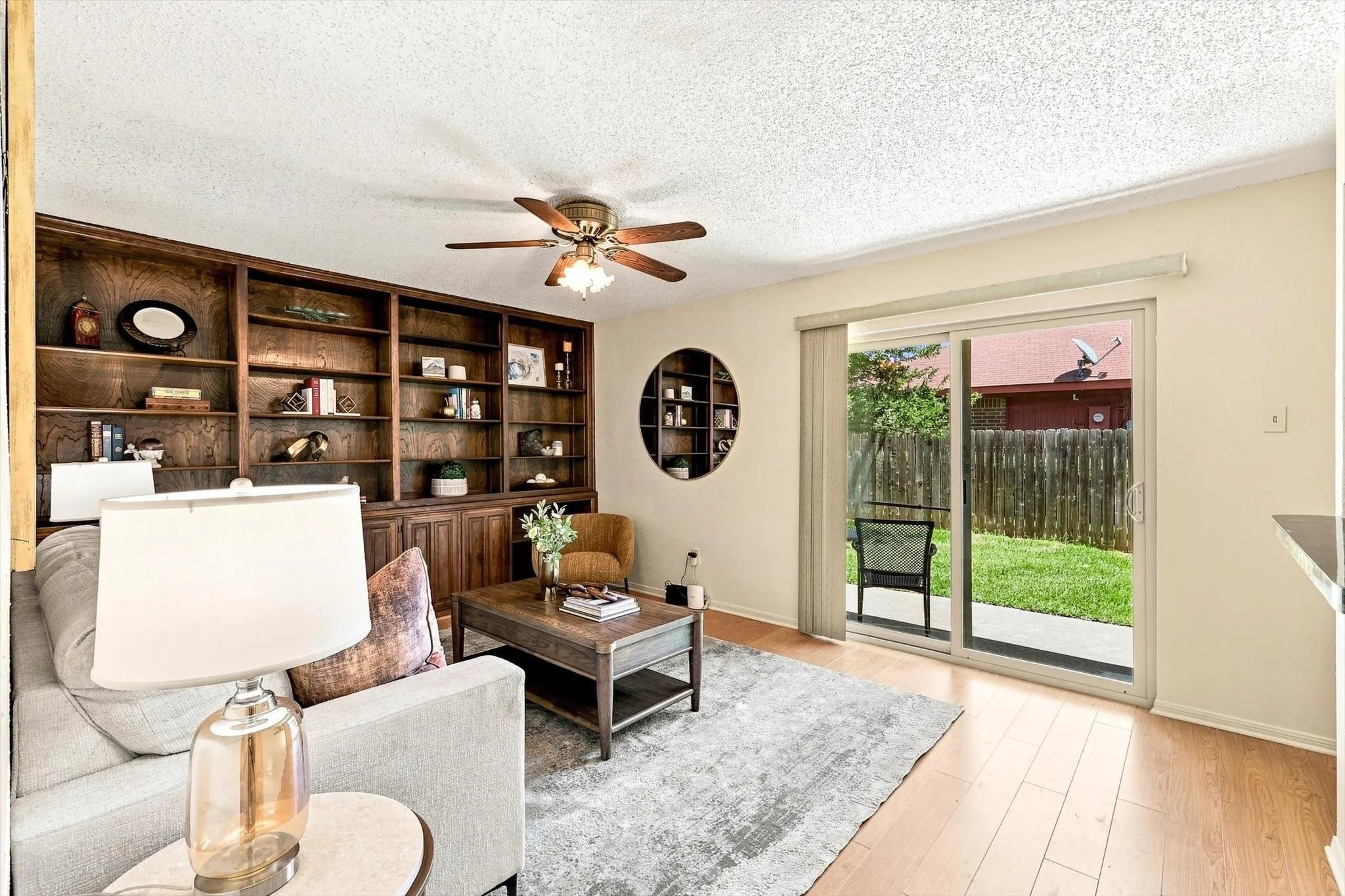 Single Family Residence For Sale in Dallas County , 2517 Lawnview Drive, Carrollton, Texas 75006, 3 Bedroom, 2 Bathroom, 2 Garage spaces, 1,799 Sqft, built in 1981, mls#21356173, Real Estate Agent in Carrollton, Homes For Sale in Dallas county, Homes For Sale in Carrollton, Realtor in Carrollton Texas, Real Estate Brokerage Independent Realty Texas, Luminita Cordes Realtor