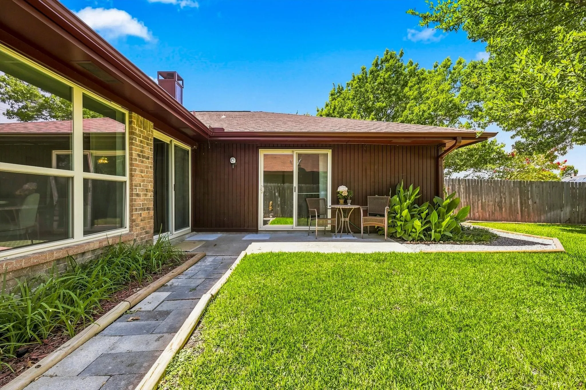 Single Family Residence For Sale in Dallas County , 2517 Lawnview Drive, Carrollton, Texas 75006, 3 Bedroom, 2 Bathroom, 2 Garage spaces, 1,799 Sqft, built in 1981, mls#21356173, Real Estate Agent in Carrollton, Homes For Sale in Dallas county, Homes For Sale in Carrollton, Realtor in Carrollton Texas, Real Estate Brokerage Independent Realty Texas, Luminita Cordes Realtor
