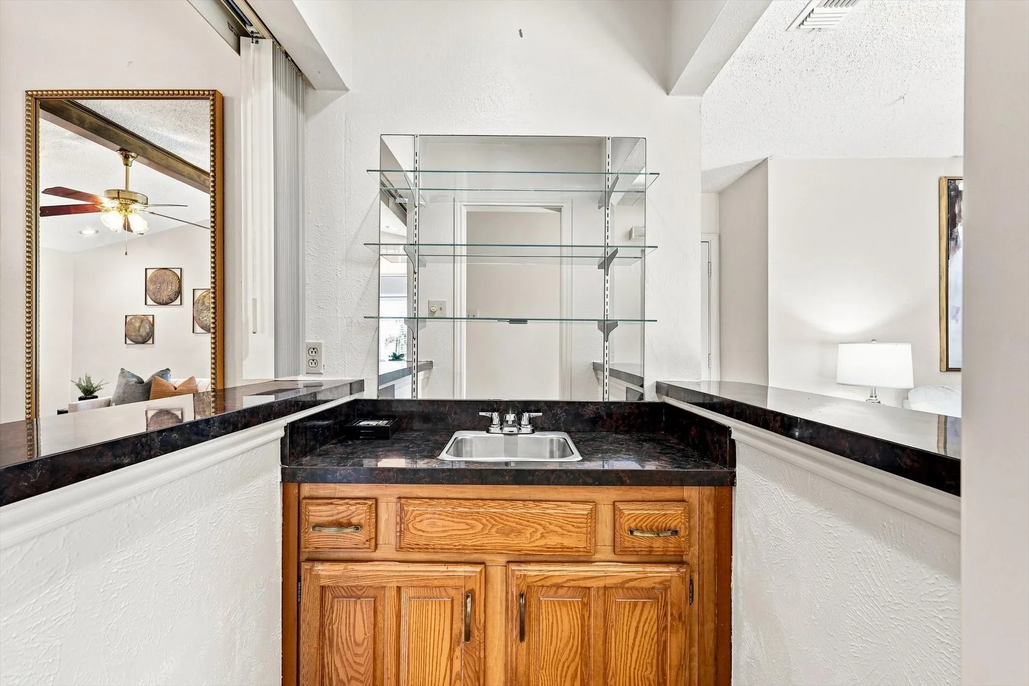 Walk-in wetbar