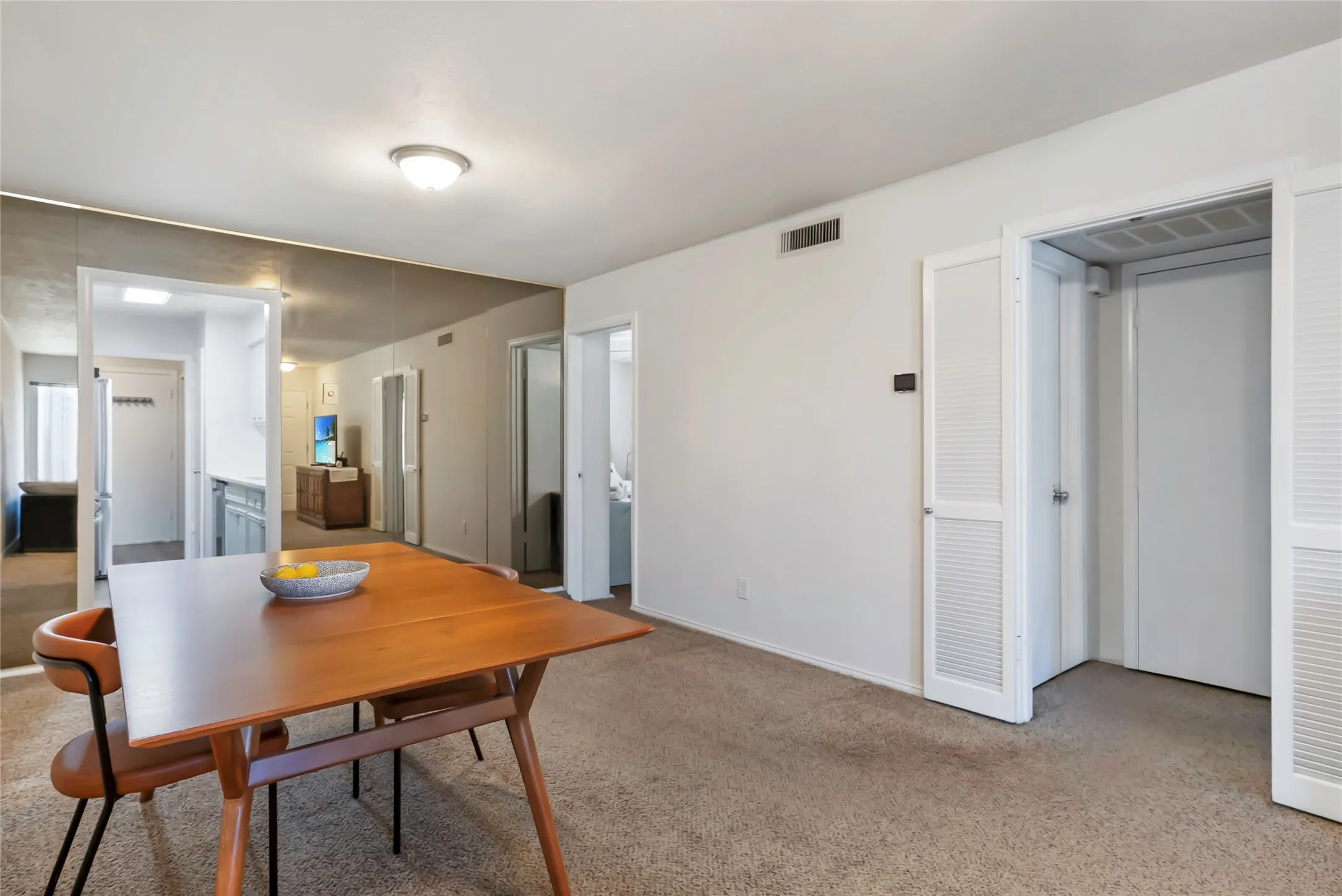 Townhouse For Sale in Dallas County , 1517 Britainway Lane, Dallas, Texas 75228, 2 Bedroom, 2 Bathroom, 2 Garage spaces, 1,061 Sqft, built in 1974, mls#21362650, Real Estate Agent in Dallas, Homes For Sale in Dallas county, Homes For Sale in Dallas, Realtor in Dallas Texas, Real Estate Brokerage Independent Realty Texas, Luminita Cordes Realtor