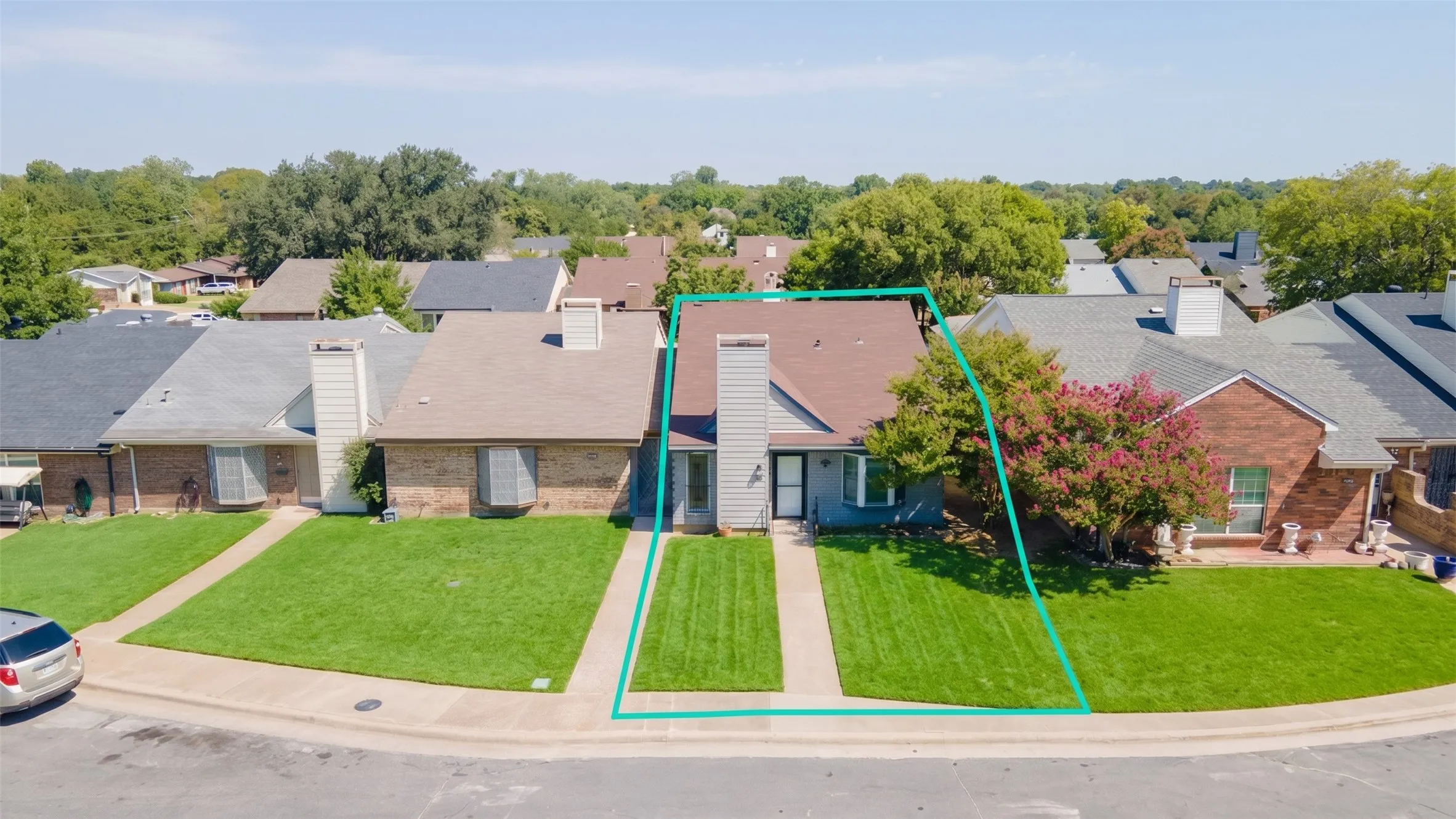 Townhouse For Sale in Dallas County , 1517 Britainway Lane, Dallas, Texas 75228, 2 Bedroom, 2 Bathroom, 2 Garage spaces, 1,061 Sqft, built in 1974, mls#21362650, Real Estate Agent in Dallas, Homes For Sale in Dallas county, Homes For Sale in Dallas, Realtor in Dallas Texas, Real Estate Brokerage Independent Realty Texas, Luminita Cordes Realtor