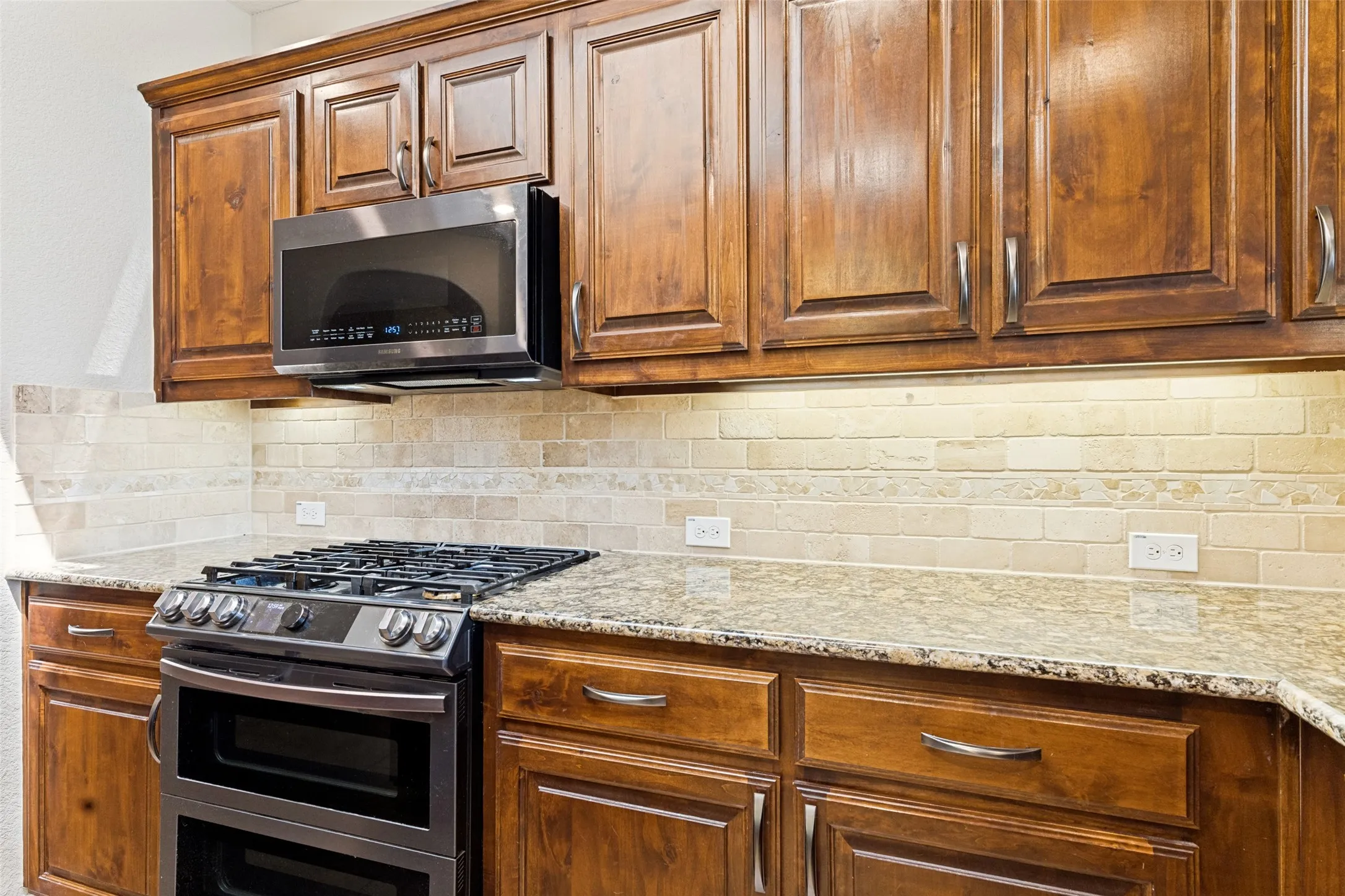 Single Family Residence For Sale in Tarrant County , 8200 Misty Water Drive, Fort Worth, Texas 76131, 3 Bedroom, 2 Bathroom, 2 Garage spaces, 1,844 Sqft, built in 2011, mls#21363728, Real Estate Agent in Fort Worth, Homes For Sale in Tarrant county, Homes For Sale in Fort Worth, Realtor in Fort Worth Texas, Real Estate Brokerage Independent Realty Texas, Luminita Cordes Realtor