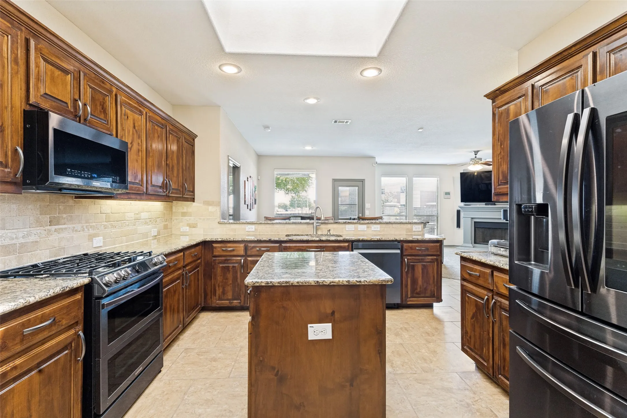 Single Family Residence For Sale in Tarrant County , 8200 Misty Water Drive, Fort Worth, Texas 76131, 3 Bedroom, 2 Bathroom, 2 Garage spaces, 1,844 Sqft, built in 2011, mls#21363728, Real Estate Agent in Fort Worth, Homes For Sale in Tarrant county, Homes For Sale in Fort Worth, Realtor in Fort Worth Texas, Real Estate Brokerage Independent Realty Texas, Luminita Cordes Realtor