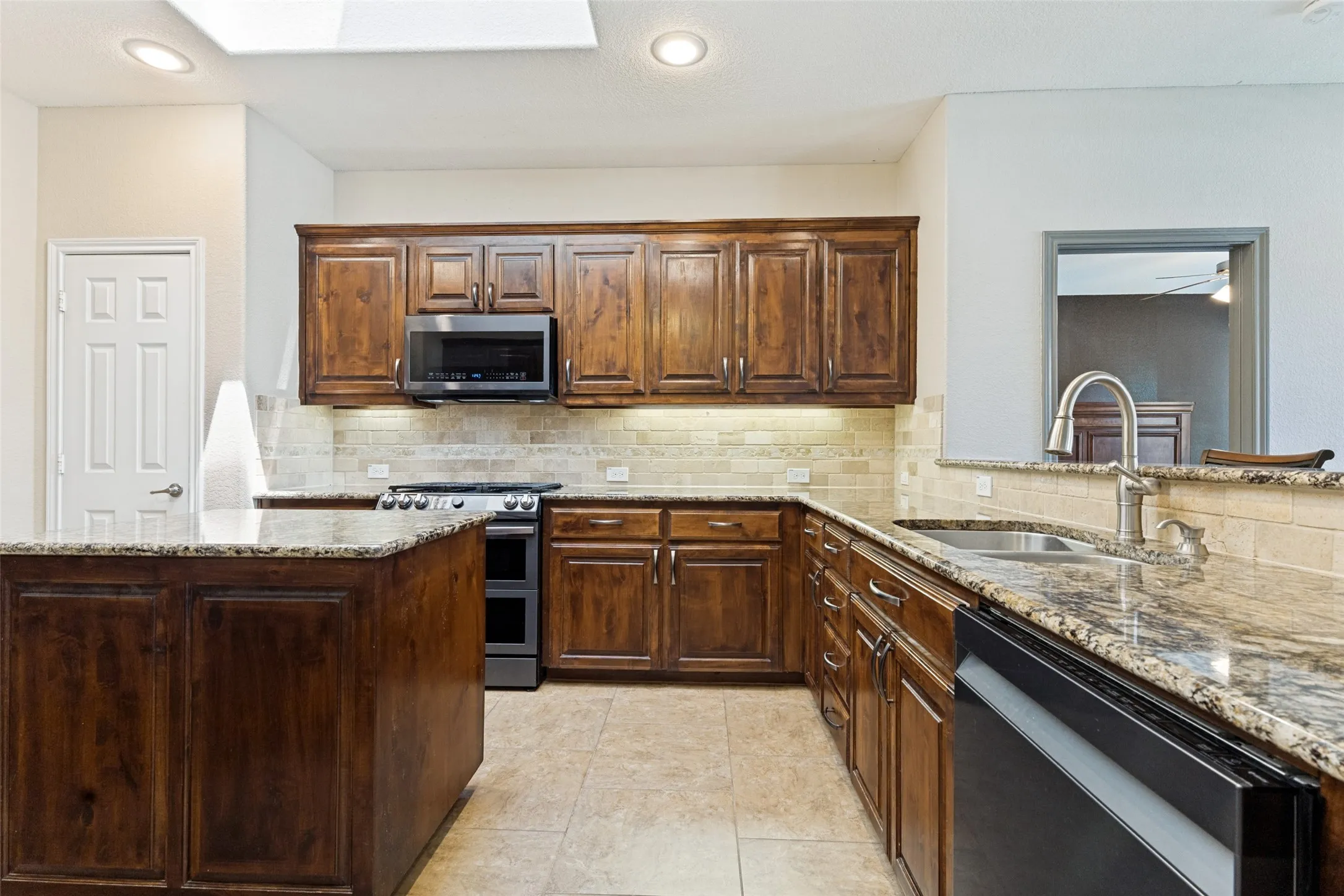 Single Family Residence For Sale in Tarrant County , 8200 Misty Water Drive, Fort Worth, Texas 76131, 3 Bedroom, 2 Bathroom, 2 Garage spaces, 1,844 Sqft, built in 2011, mls#21363728, Real Estate Agent in Fort Worth, Homes For Sale in Tarrant county, Homes For Sale in Fort Worth, Realtor in Fort Worth Texas, Real Estate Brokerage Independent Realty Texas, Luminita Cordes Realtor