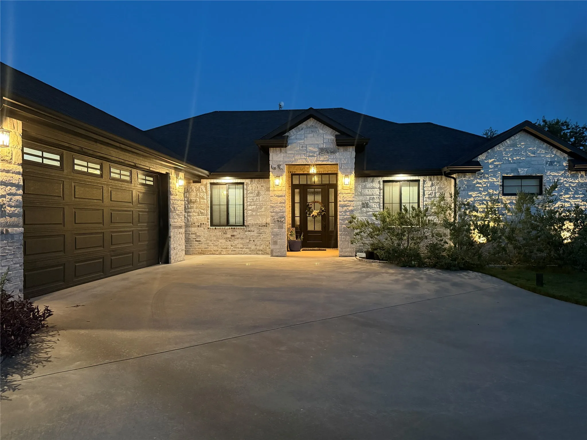 Single Family Residence For Sale in Hill County , 27125 Whispering Meadow Drive, Whitney, Texas 76692, 4 Bedroom, 3 Bathroom, 2 Garage spaces, 2,398 Sqft, built in 2021, mls#21364246, Real Estate Agent in Whitney, Homes For Sale in Hill county, Homes For Sale in Whitney, Realtor in Whitney Texas, Real Estate Brokerage Independent Realty Texas, Luminita Cordes Realtor