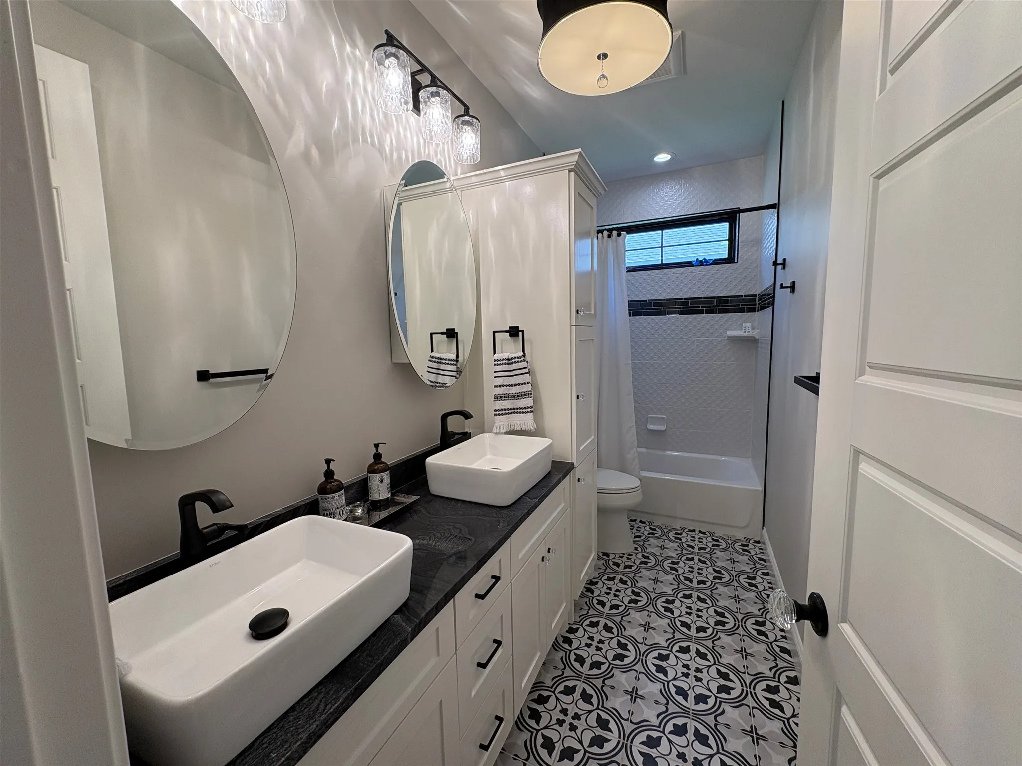 Full secondary bathroom