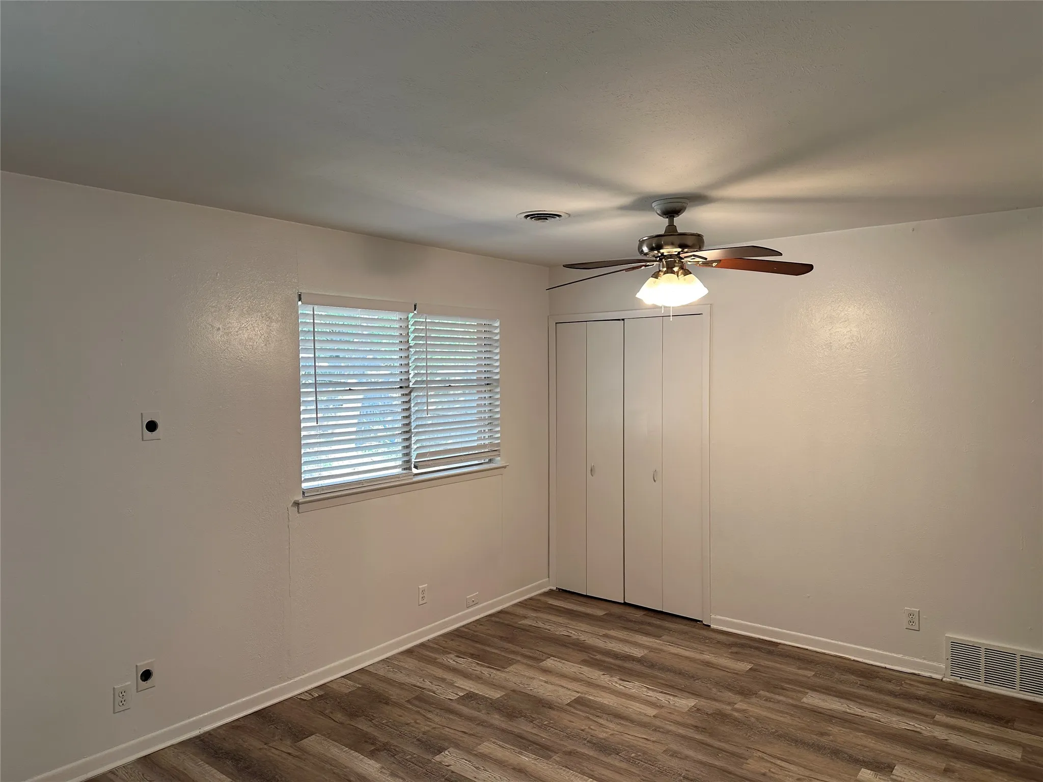 Single Family Residence For Sale in Tarrant County , 33 Somerset Terrace, Bedford, Texas 76022, 3 Bedroom, 2 Bathroom, 2 Garage spaces, 1,218 Sqft, built in 1960, mls#21364800, Real Estate Agent in Bedford, Homes For Sale in Tarrant county, Homes For Sale in Bedford, Realtor in Bedford Texas, Real Estate Brokerage Independent Realty Texas, Luminita Cordes Realtor