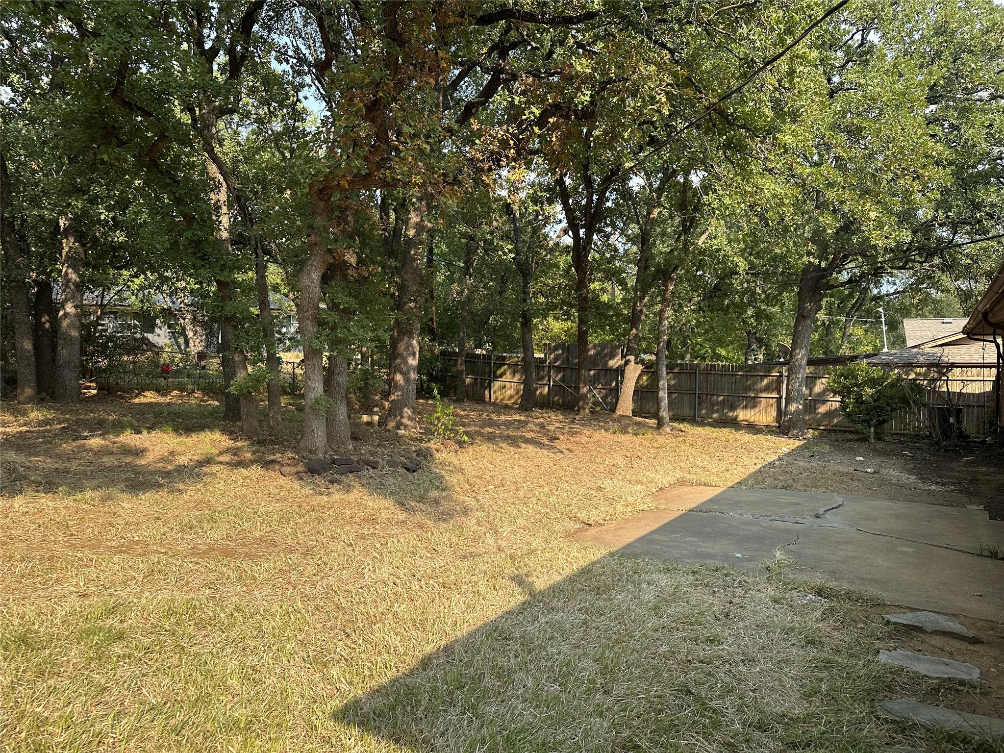 Single Family Residence For Sale in Tarrant County , 33 Somerset Terrace, Bedford, Texas 76022, 3 Bedroom, 2 Bathroom, 2 Garage spaces, 1,218 Sqft, built in 1960, mls#21364800, Real Estate Agent in Bedford, Homes For Sale in Tarrant county, Homes For Sale in Bedford, Realtor in Bedford Texas, Real Estate Brokerage Independent Realty Texas, Luminita Cordes Realtor